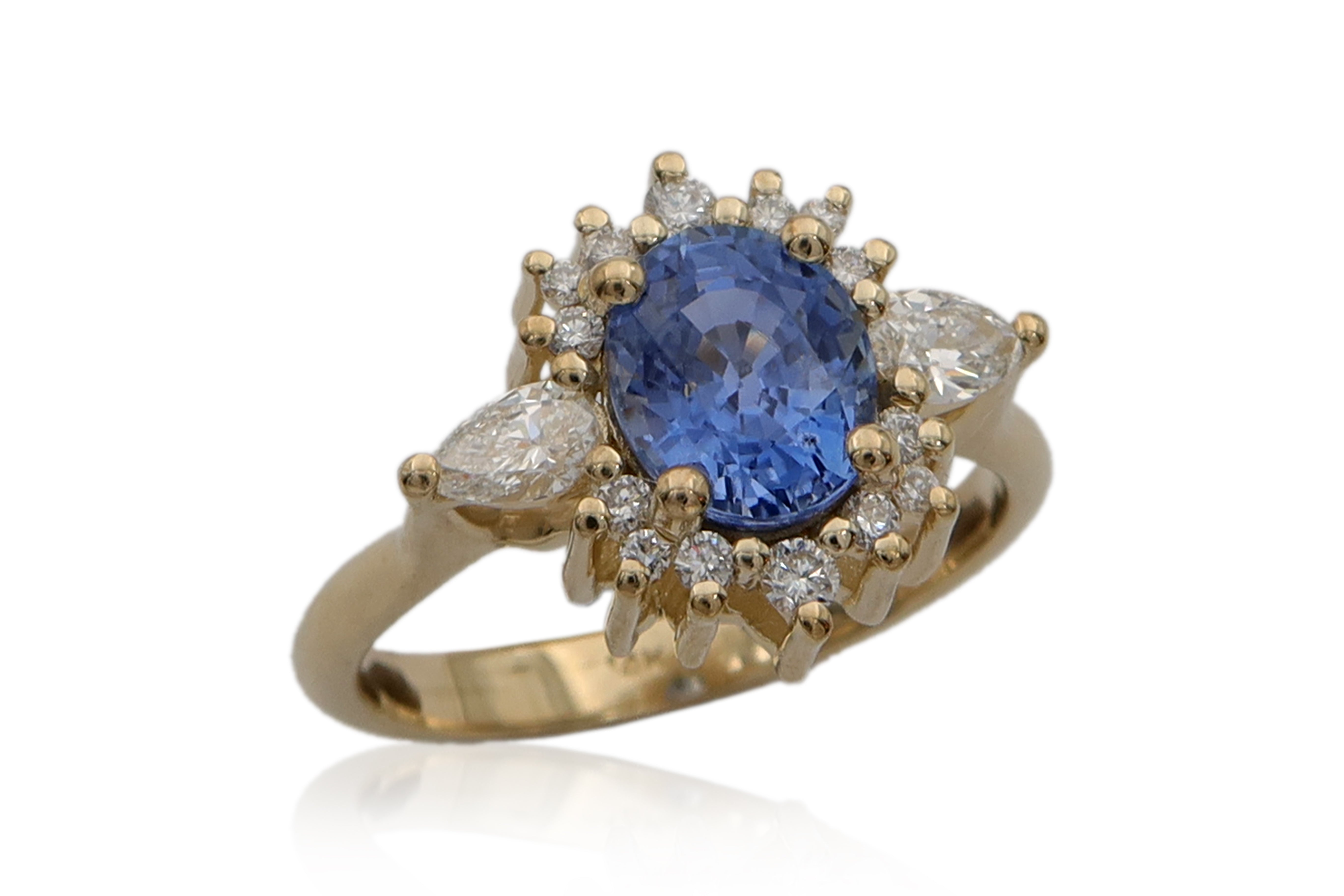 טבעת Halo משובצת אבן ספיר אובלית ויהלומים מסביב