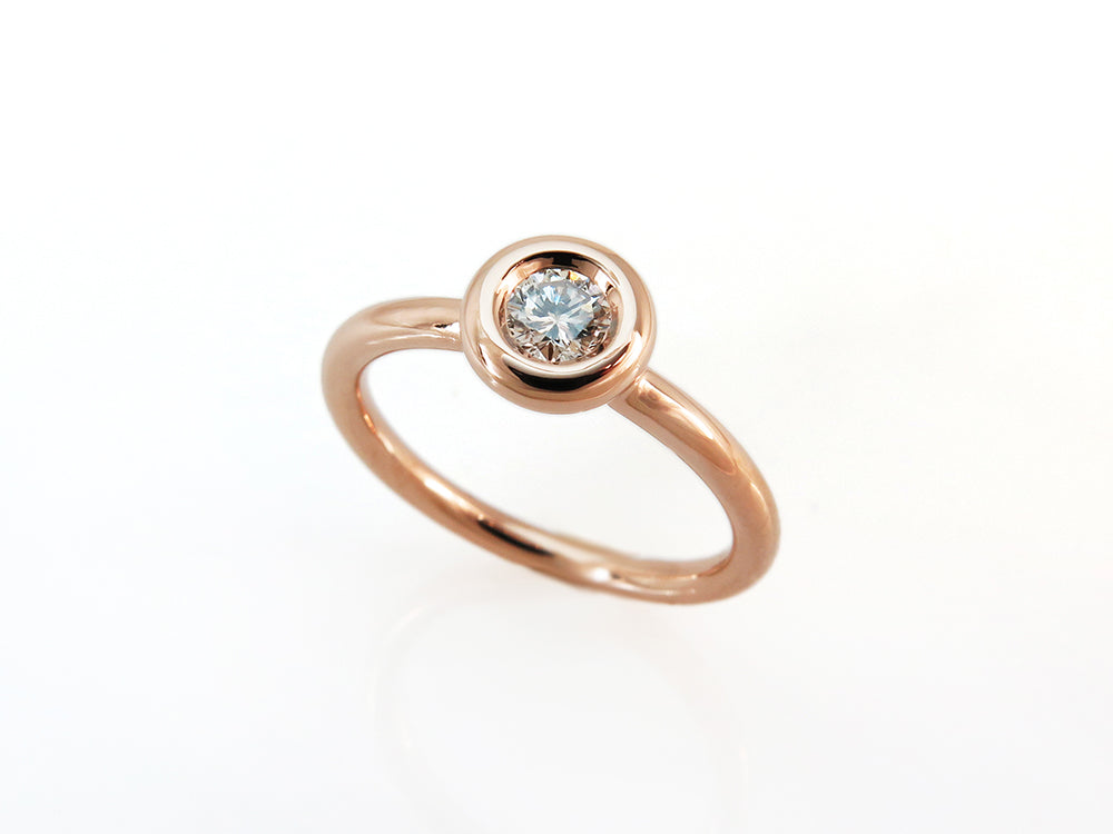 טבעת סוליטר בזהב אדום ושיבוץ יהלום