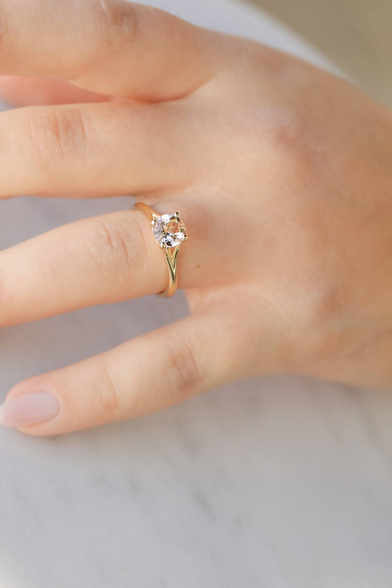 טבעת אירוסין עם אבן חן ורודה- מורגנייט