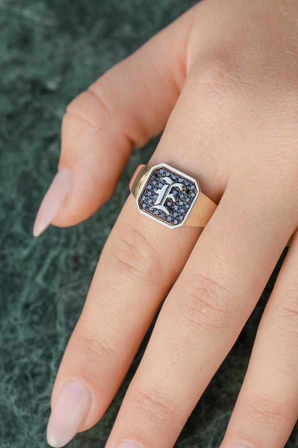 טבעת חותם עם יהלומים שחורים ואות גותית