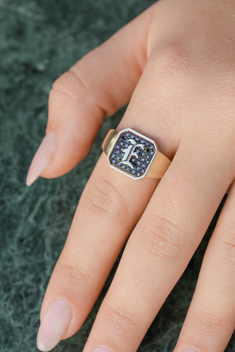 טבעת חותם עם יהלומים שחורים ואות גותית