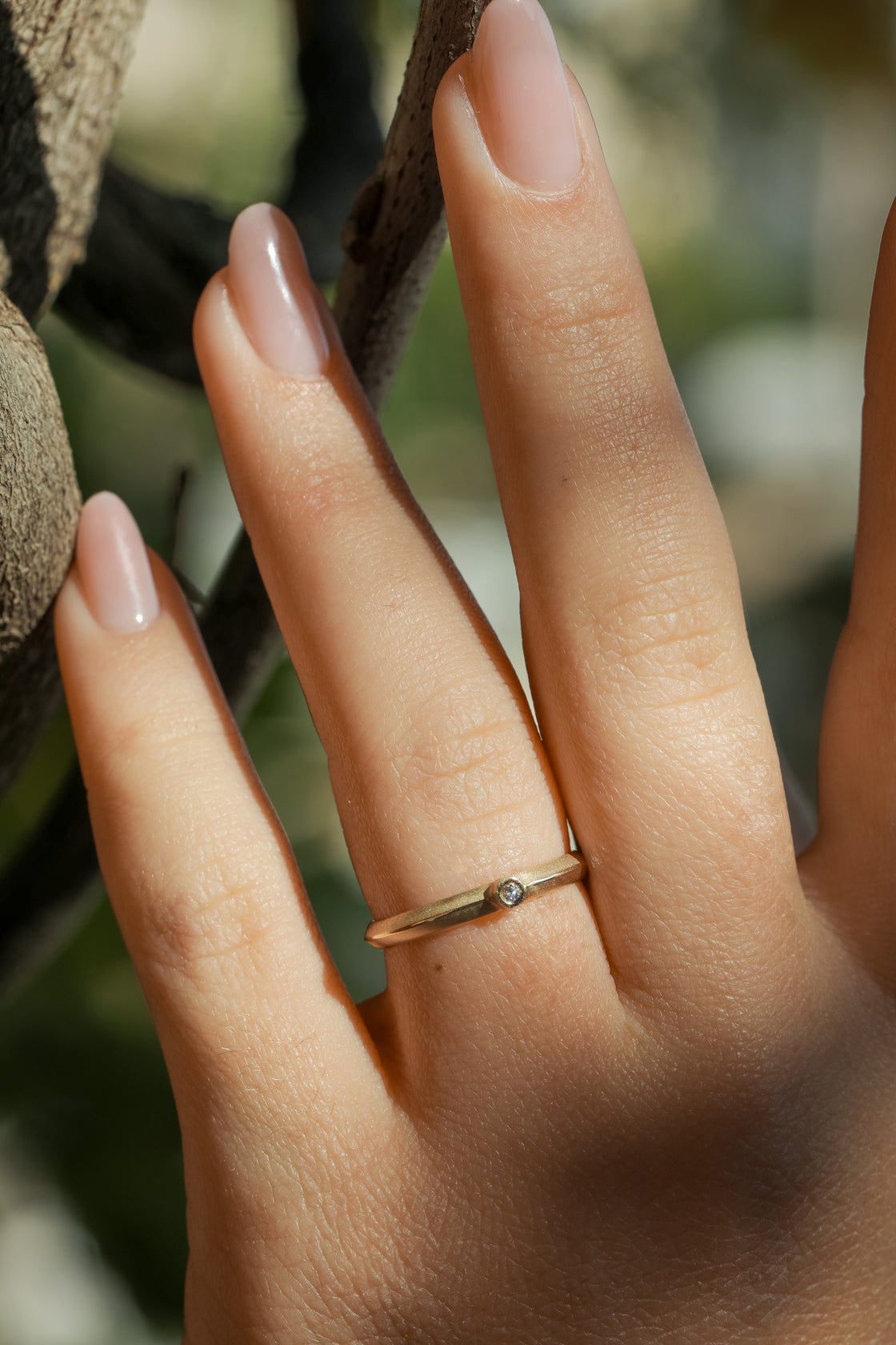 טבעת זהב בגימור מט בשיבוץ יהלום לבן