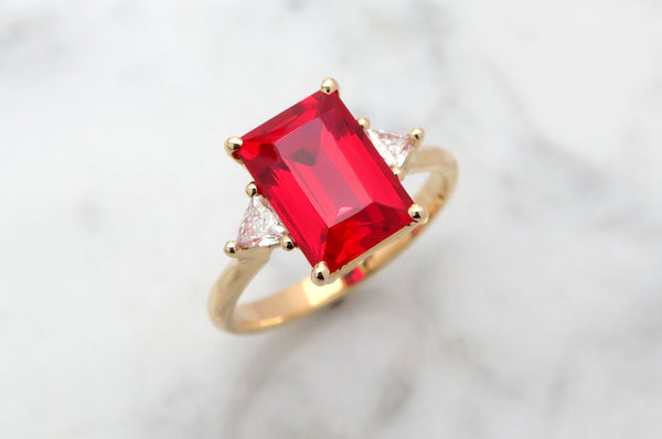 טבעת זהב משובצת אבן חן רובי אדומה ויהלומים בחיתוך משולש- Trillion