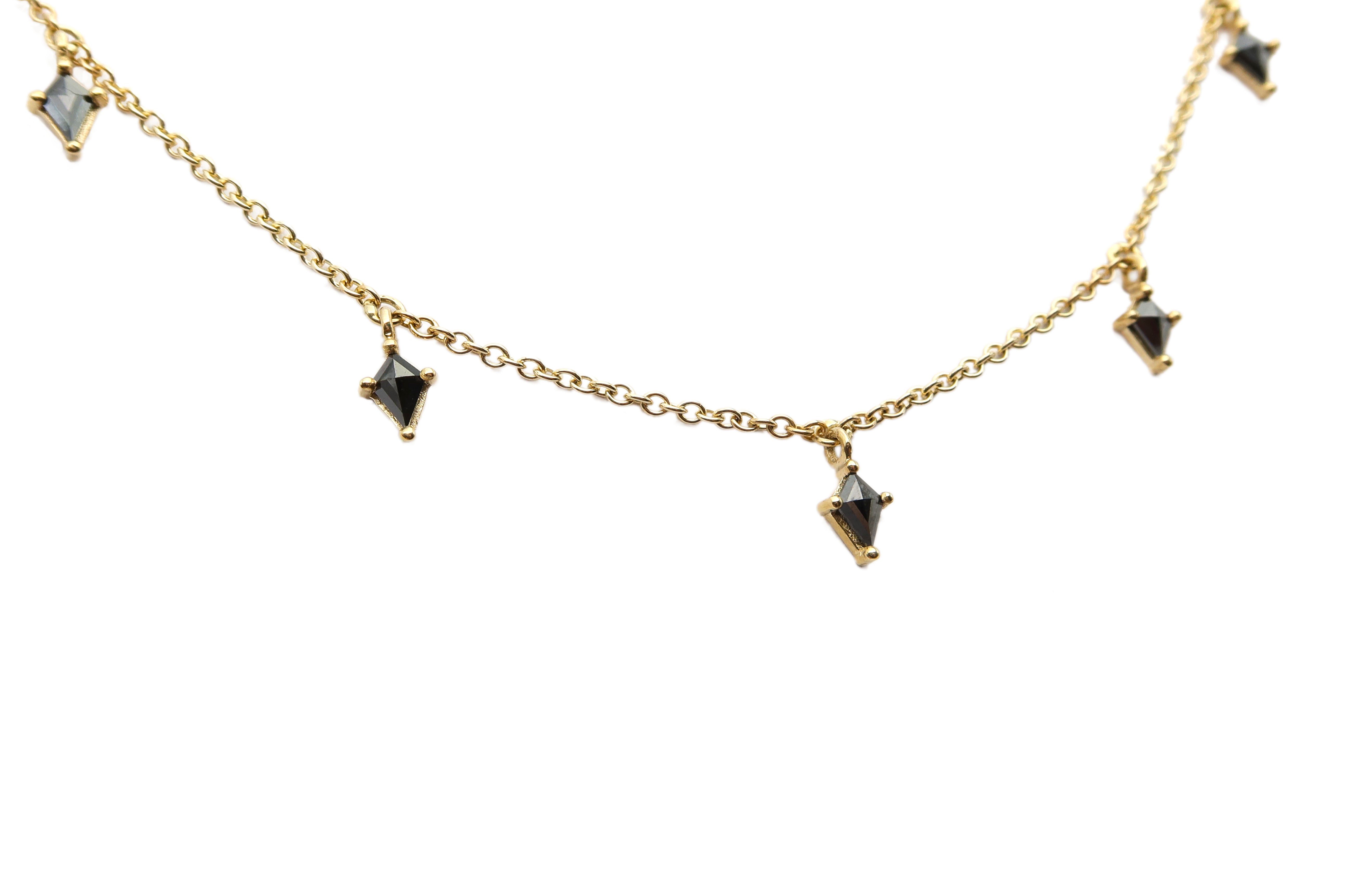 שרשרת זהב צהוב קלאסית ועדינה עם 5 יהלומים שחורים בחיתוך "Kite"