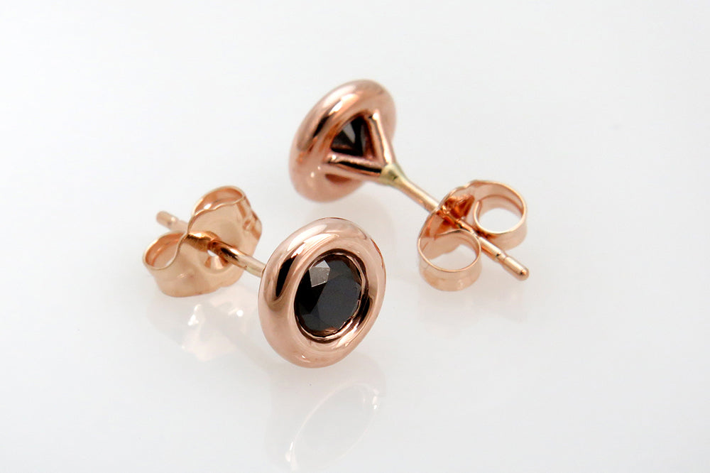 עגילים צמודים מזהב אדום ויהלומים שחורים מקולקציית "Rose"