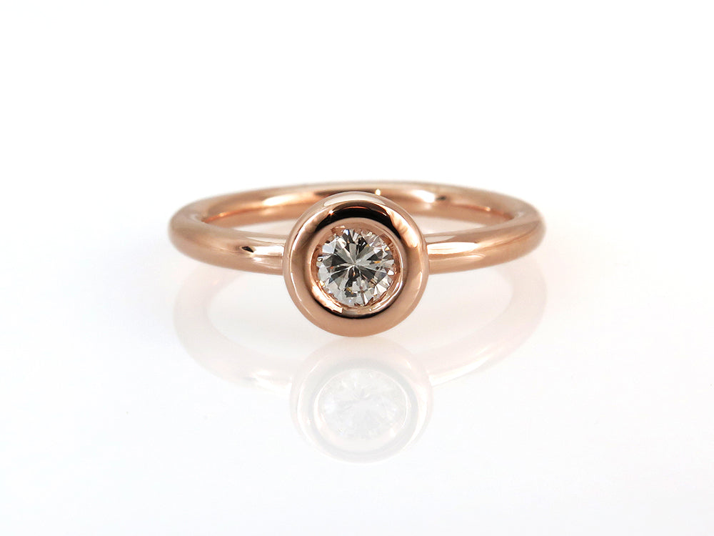 טבעת סוליטר בזהב אדום ושיבוץ יהלום