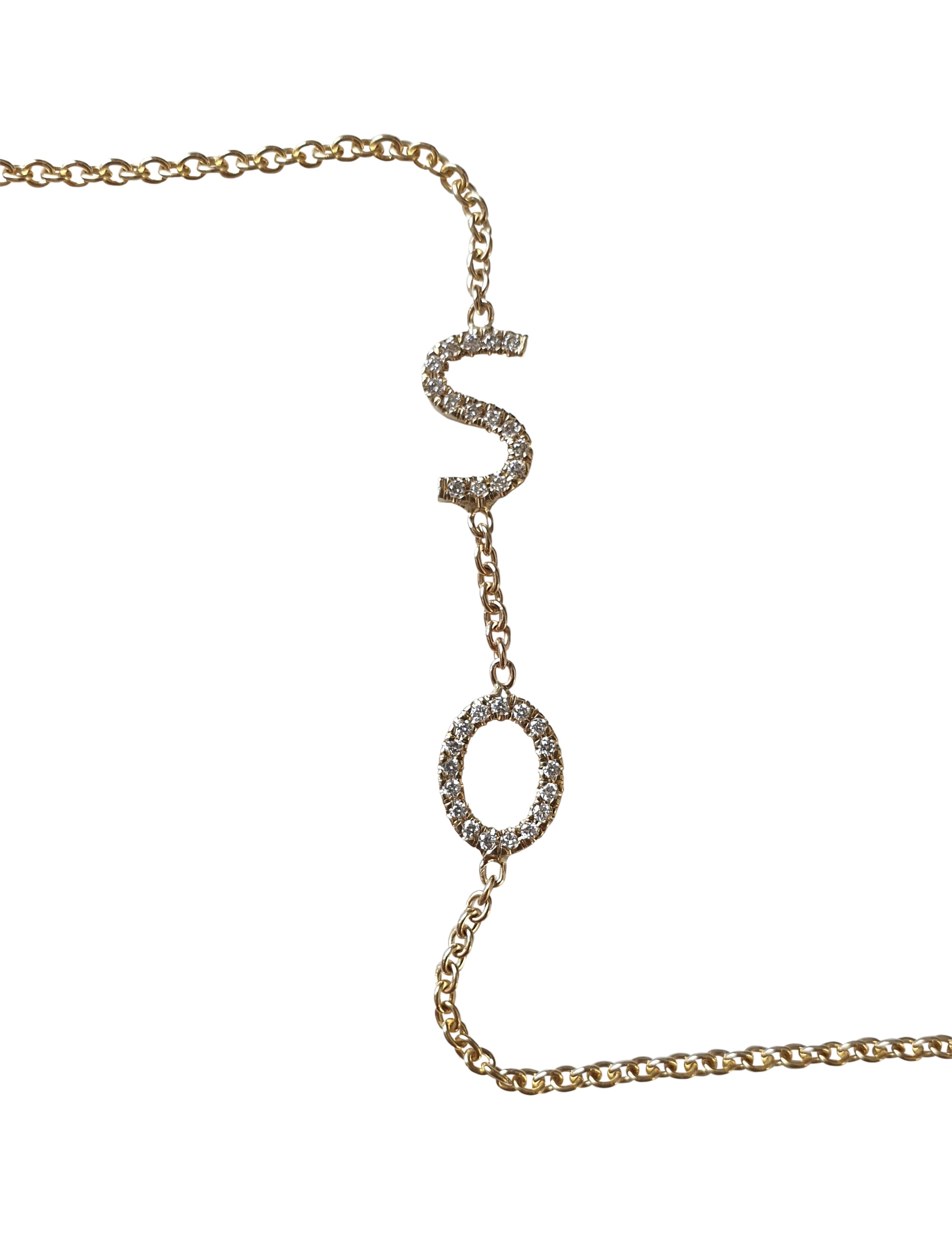 צמיד זהב עם אותיות משובצות יהלומים