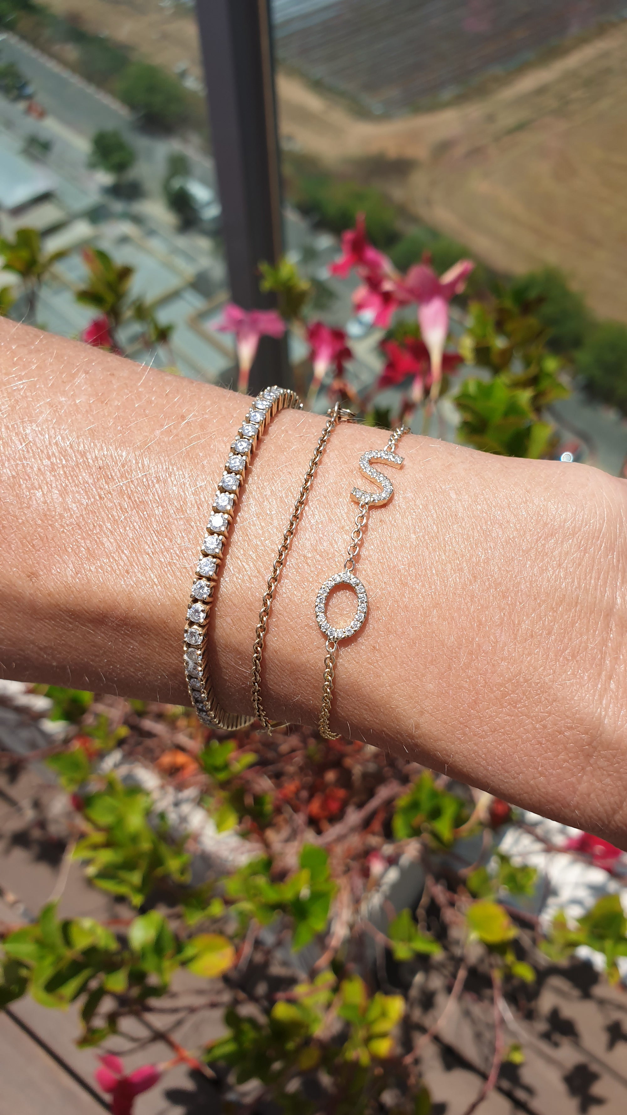 צמיד זהב עם אותיות משובצות יהלומים