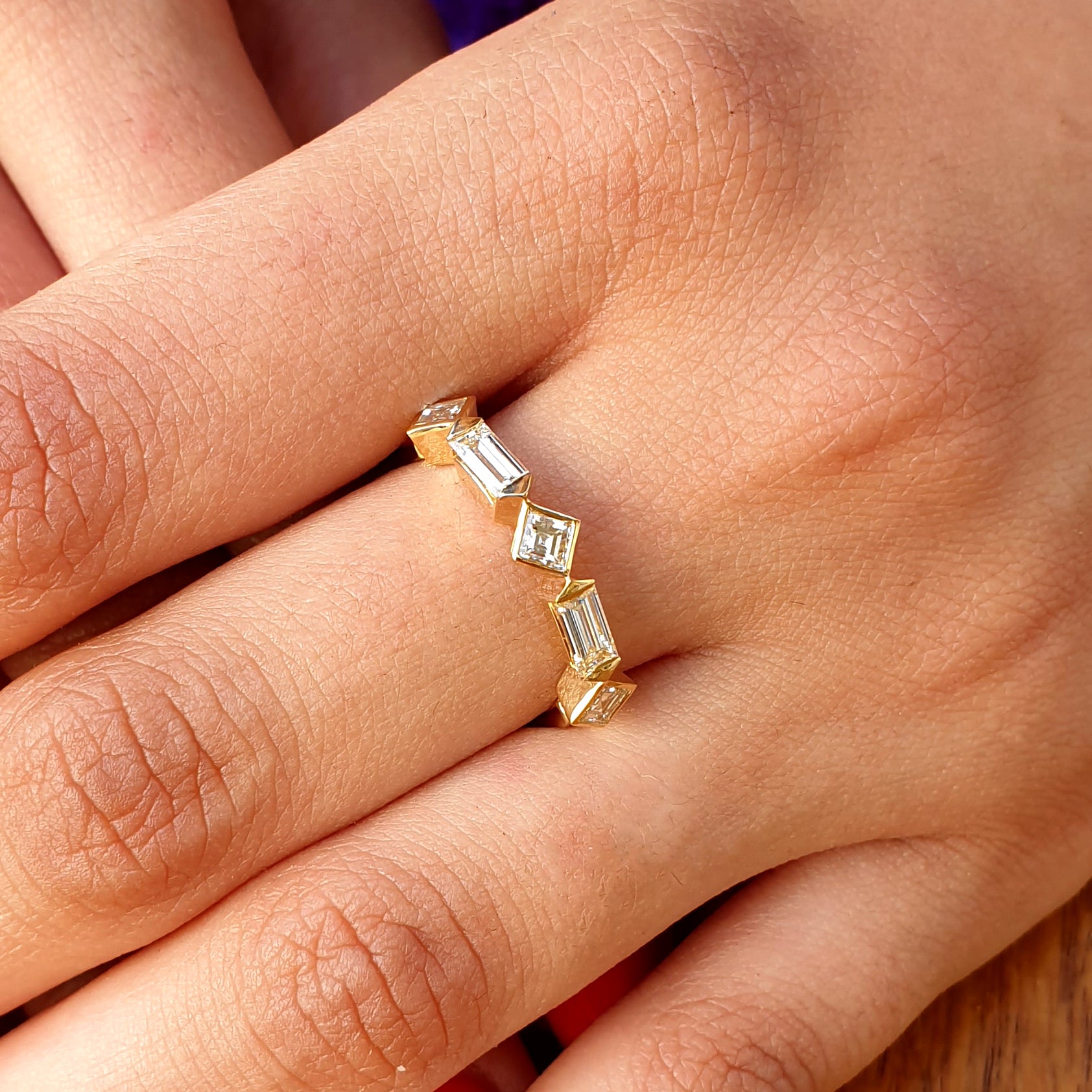 טבעת ייחודית משובצת יהלומים בחיתוך בגט