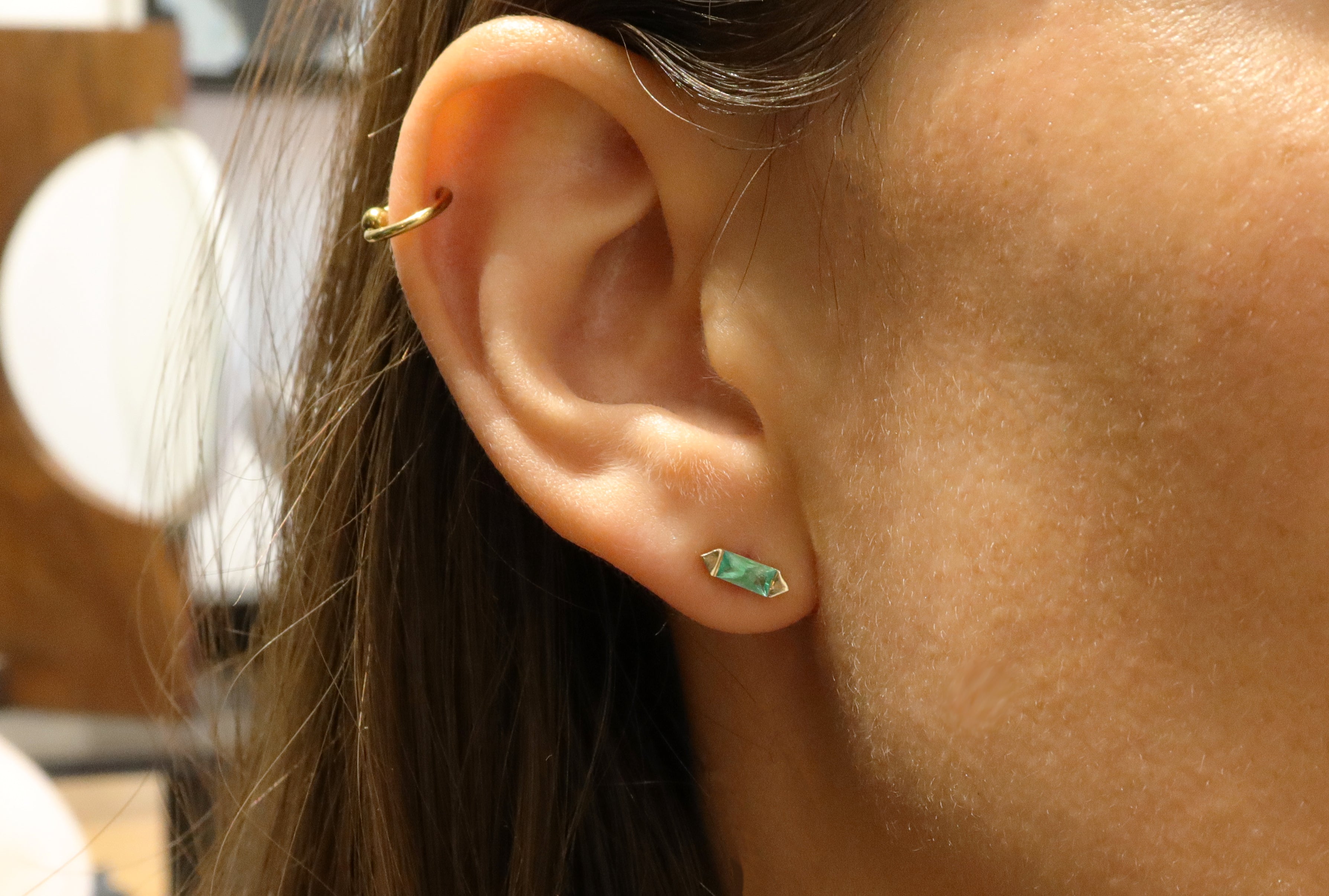 עגילים צמודים משובצים באמרלד בחיתוך בגט