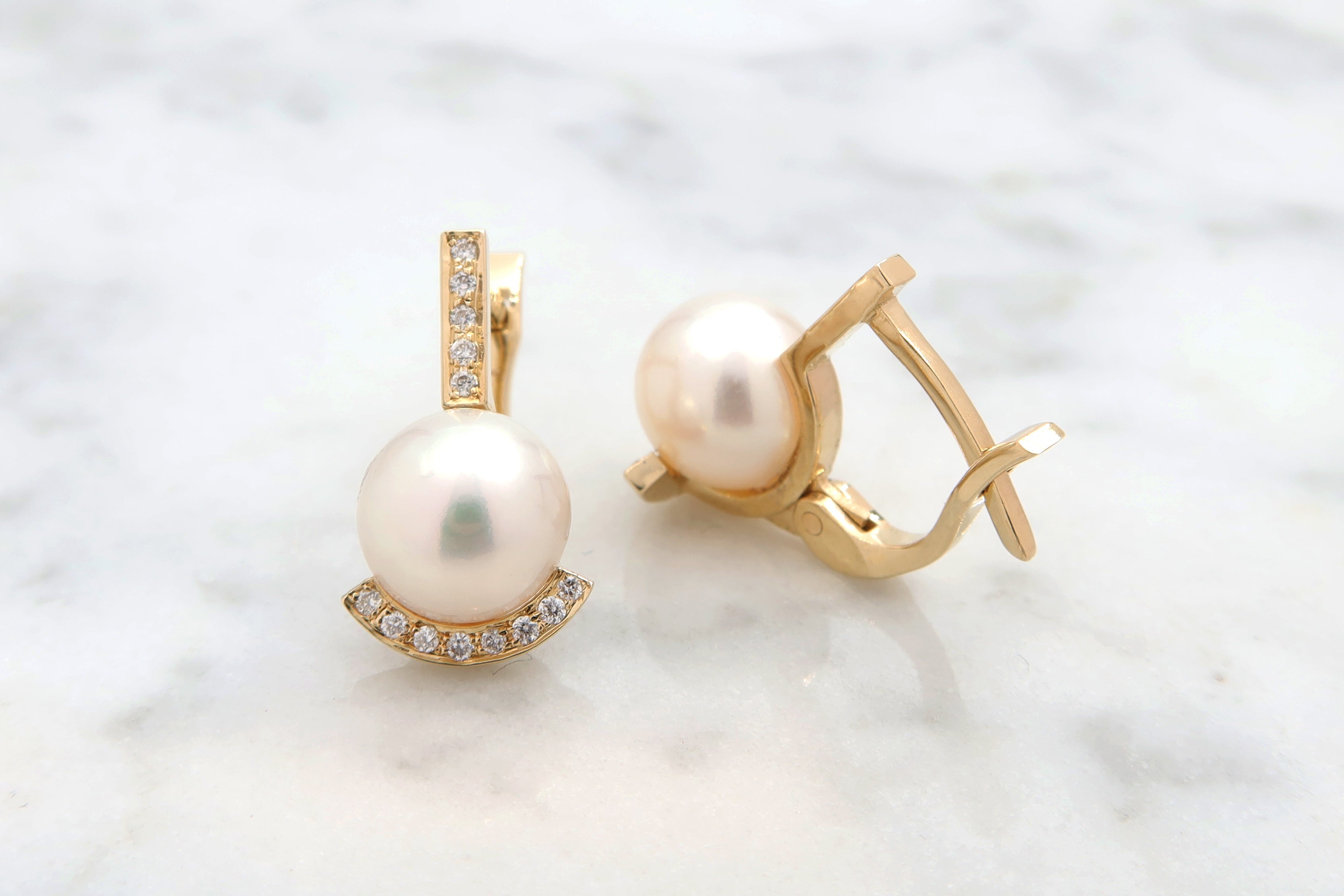 עגילי זהב צהוב, פנינים ויהלומים עם סוגר בריטי