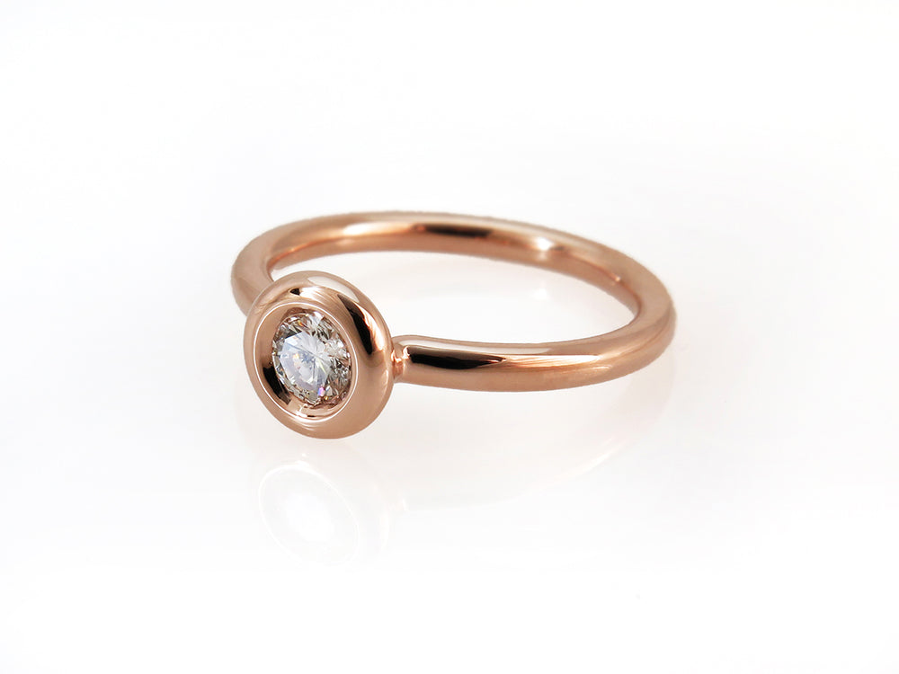 טבעת סוליטר בזהב אדום ושיבוץ יהלום