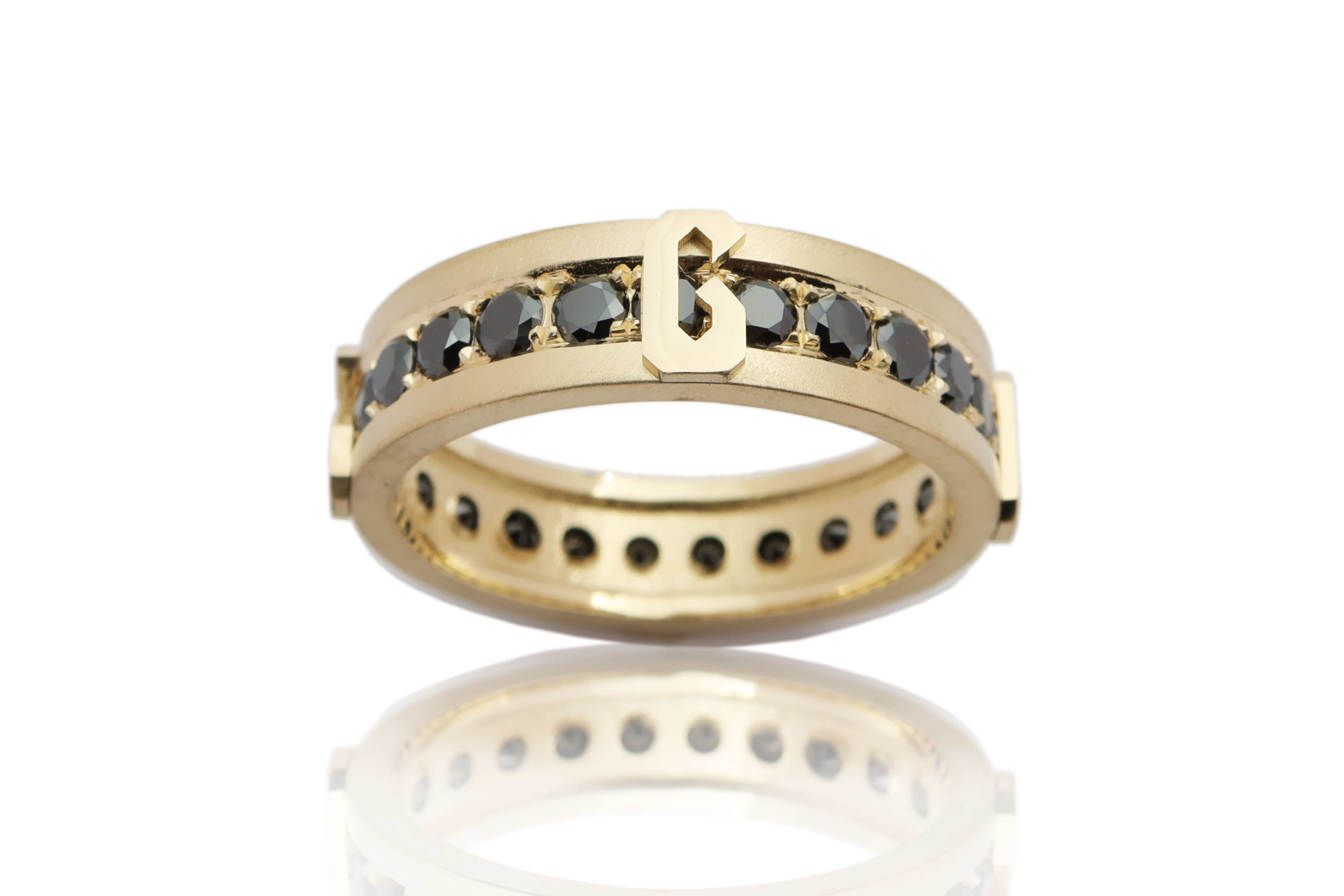 טבעת "eternity" לגבר בזהב צהוב עם אותיות ויהלומים שחורים