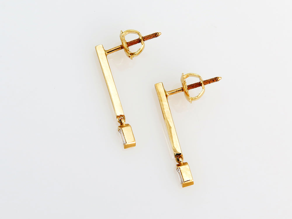 עגילי זהב צהוב 18 קראט עם יהלומים "בגט" מקולקציית Sahara