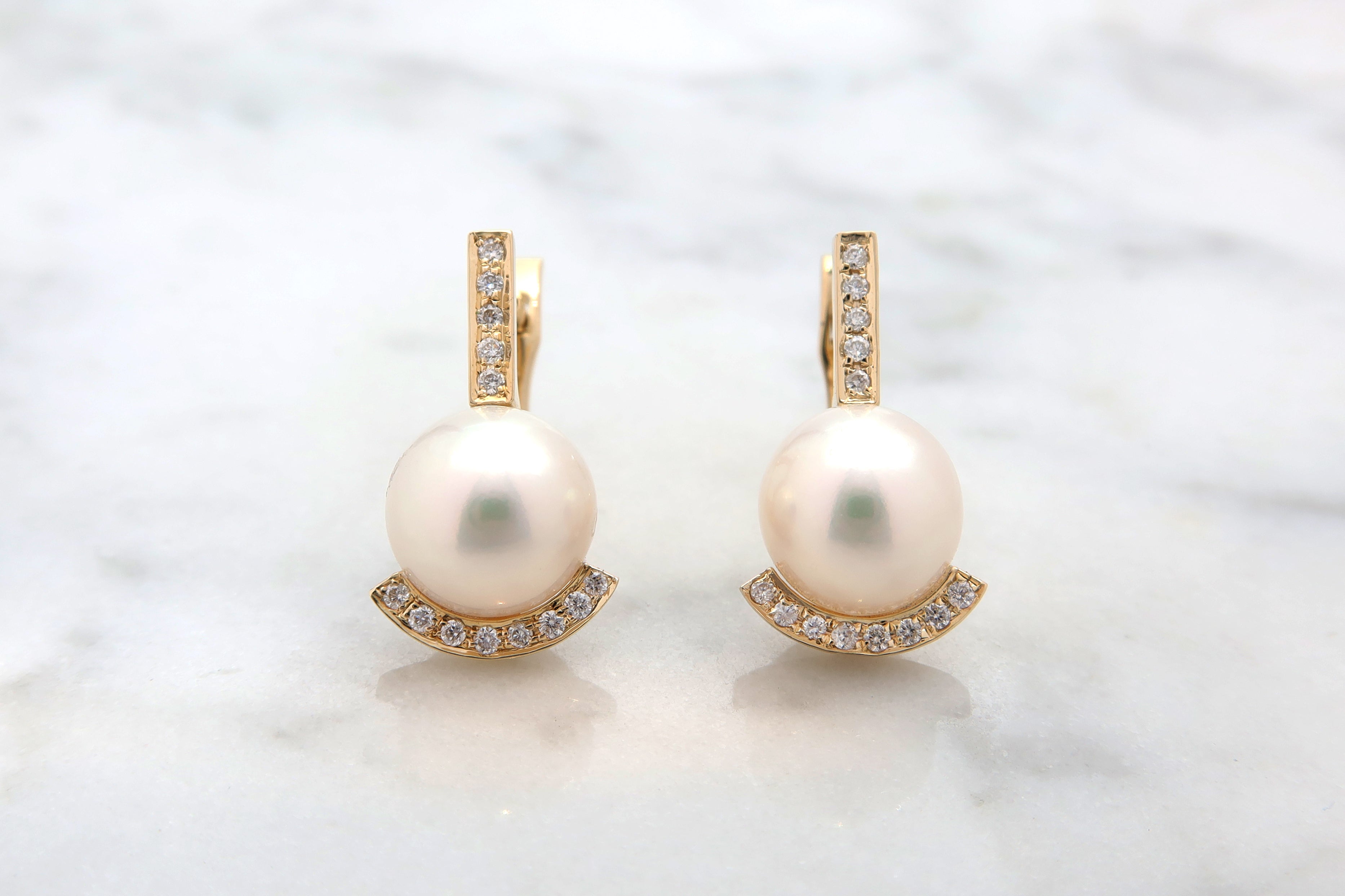 עגילי זהב צהוב, פנינים ויהלומים עם סוגר בריטי