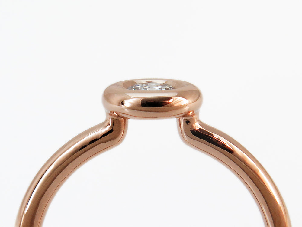 טבעת סוליטר בזהב אדום ושיבוץ יהלום