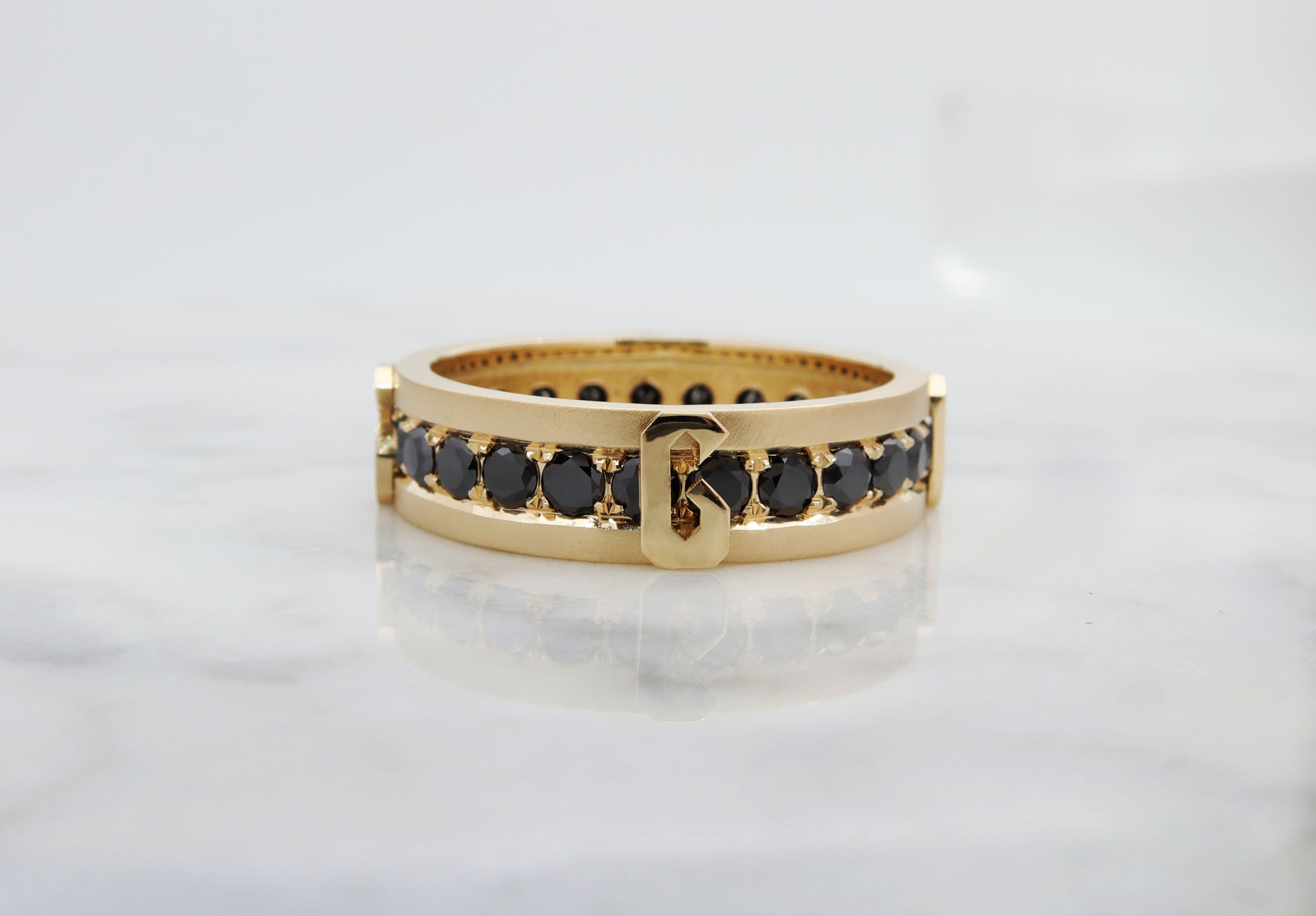 טבעת "eternity" לגבר בזהב צהוב עם אותיות ויהלומים שחורים