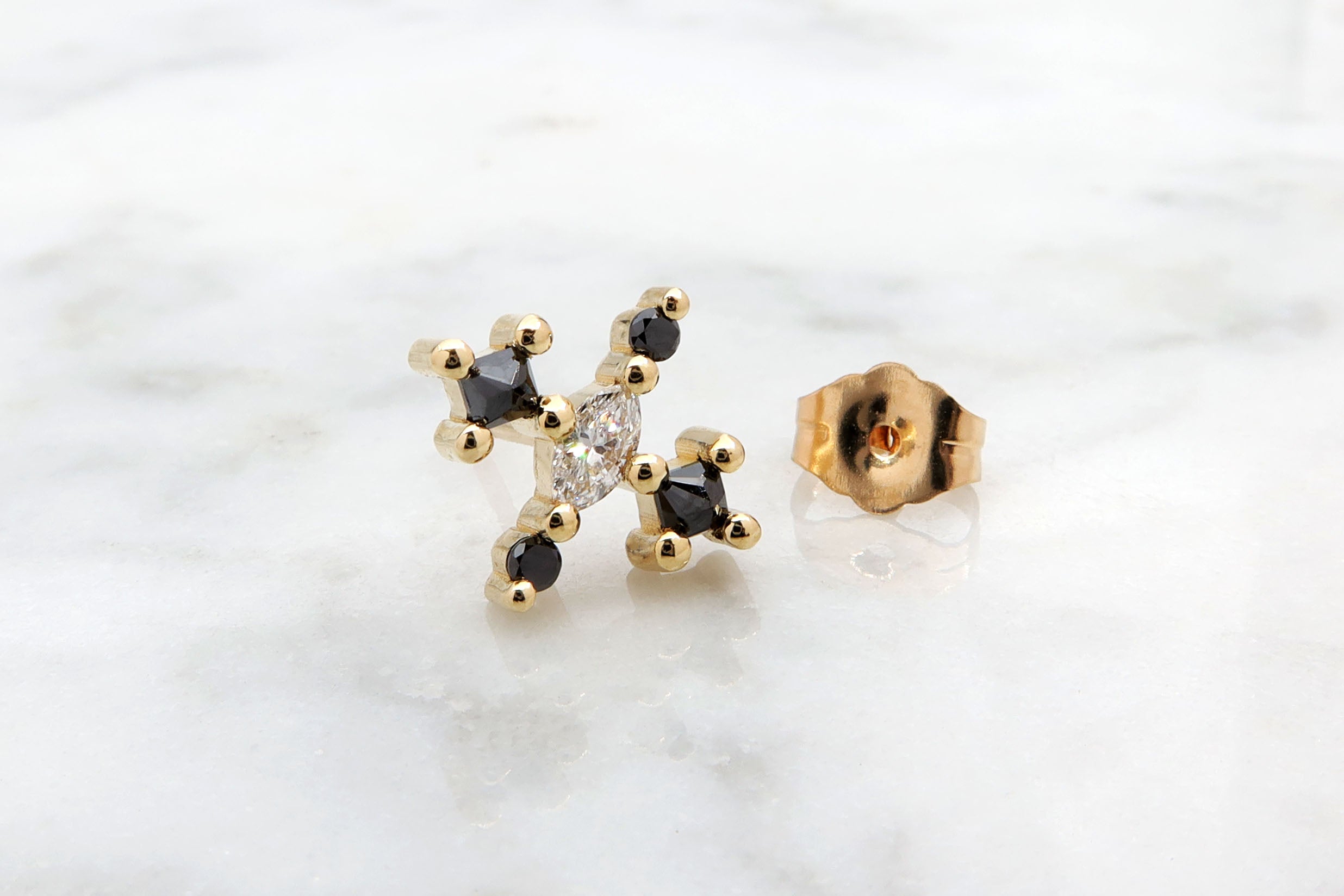 עגילי Hera צמודים מזהב משובץ יהלומים שחורים ולבנים מקולקציית "PIERCING"