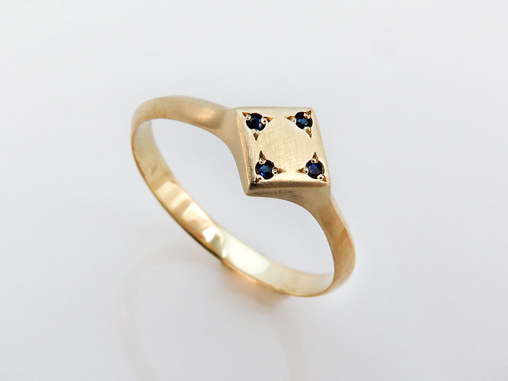 טבעת משובצת אבני ספיר מקולקציית Spices