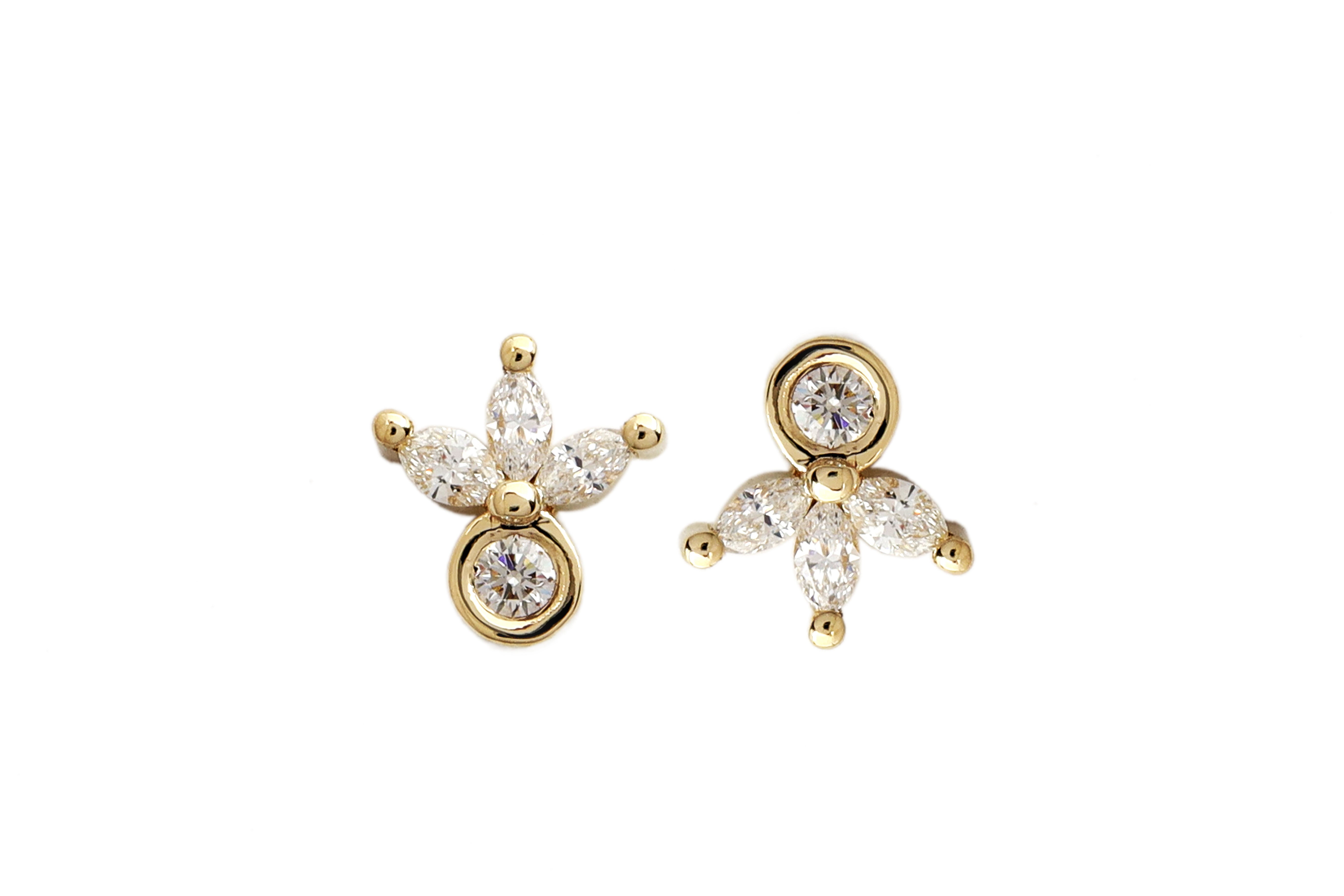 עגילי Lotus צמודים מזהב משובץ יהלומים מקולקציית "PIERCING"