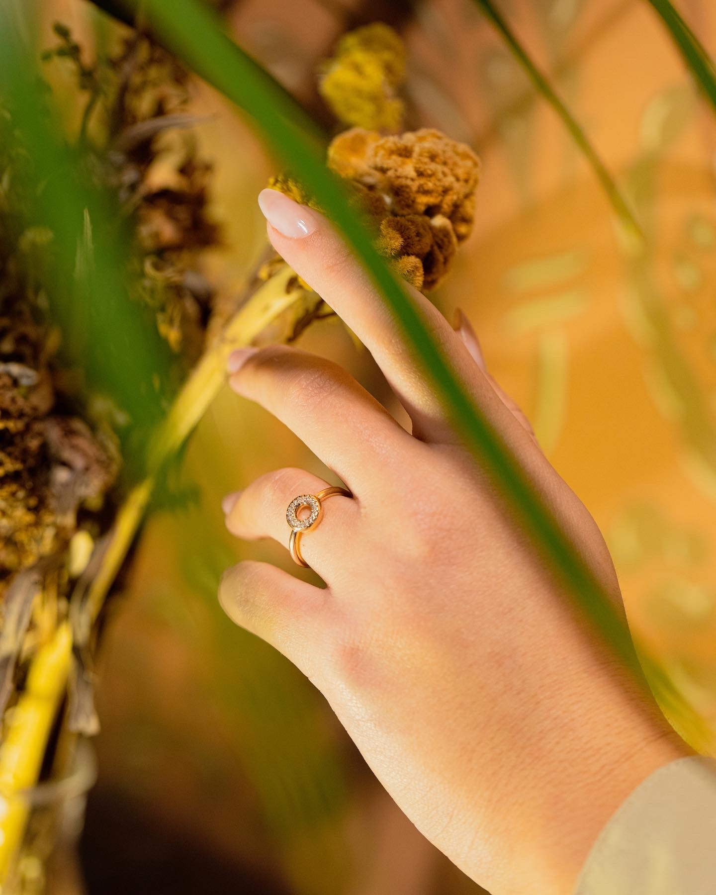 טבעת זהב אדום ויהלומים מסוג Halo