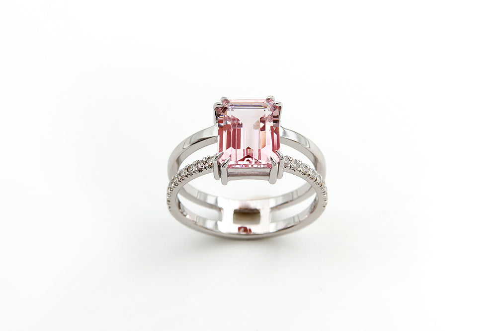 טבעת זהב לבן בעיצוב גאומטרי משובצת מורגנייט ויהלומים