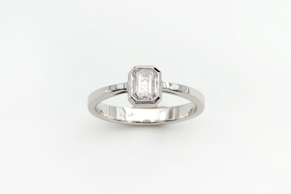 טבעת אירוסין זהב לבן עם יהלום אמרלד קאט