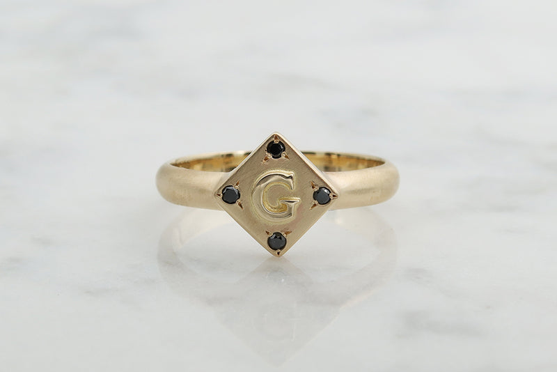 טבעת חותם ייחודית עם אות ויהלומים שחורים