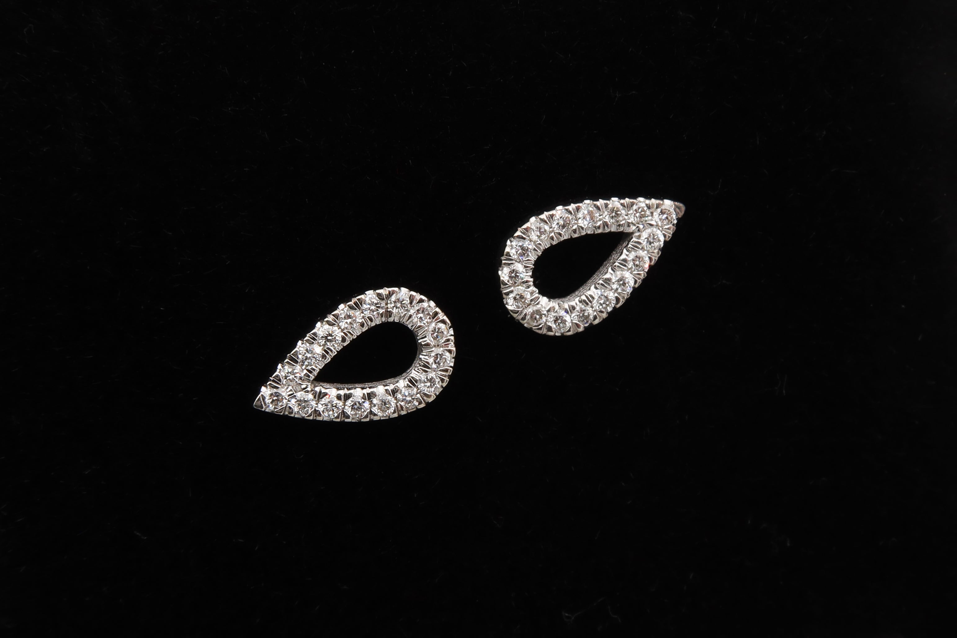 עגילים צמודים בצורת טיפה מזהב לבן בשיבוץ יהלומים