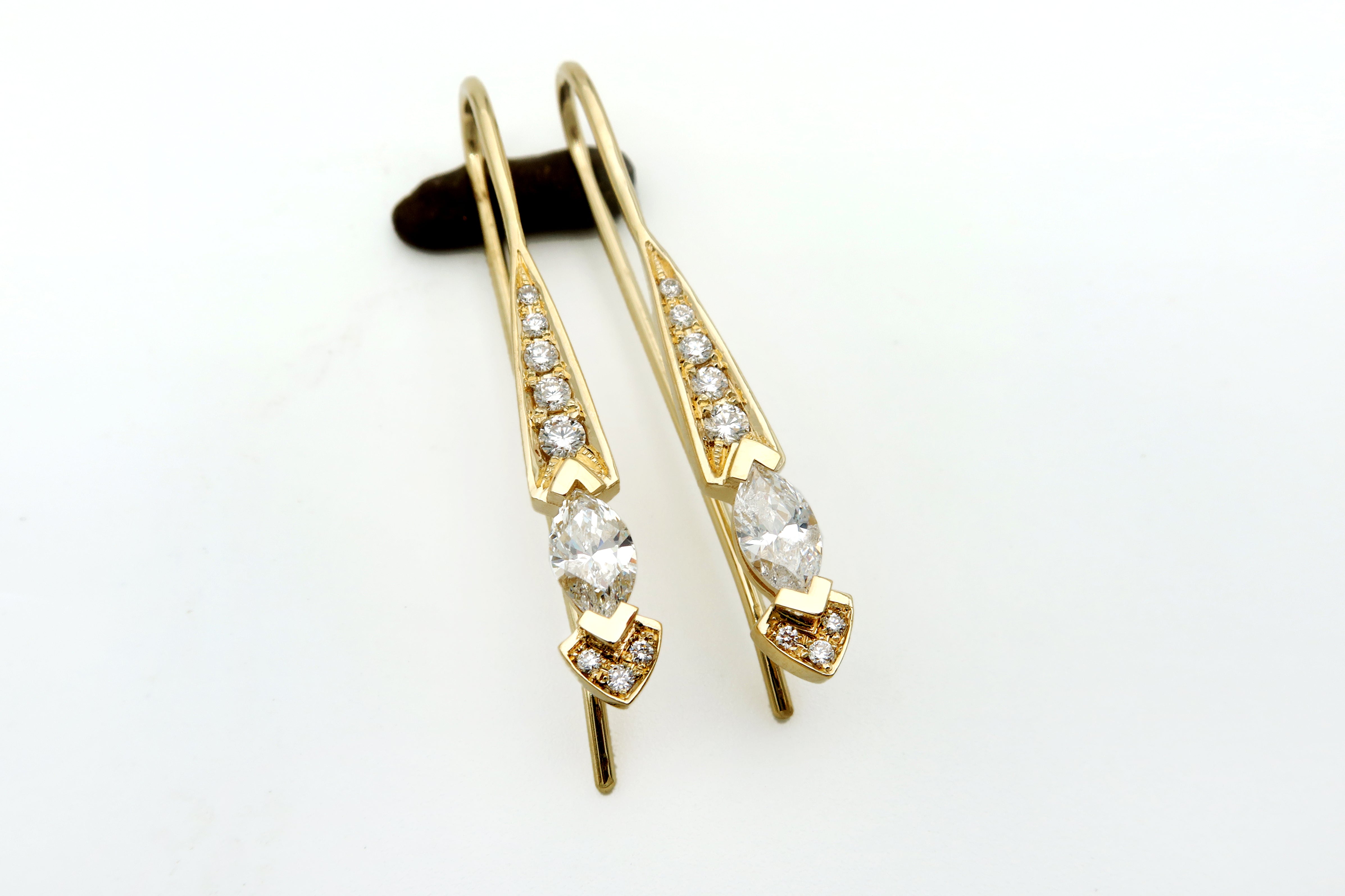 עגילים תלויים מזהב צהוב משובצים יהלומים בצורת מרקיזה