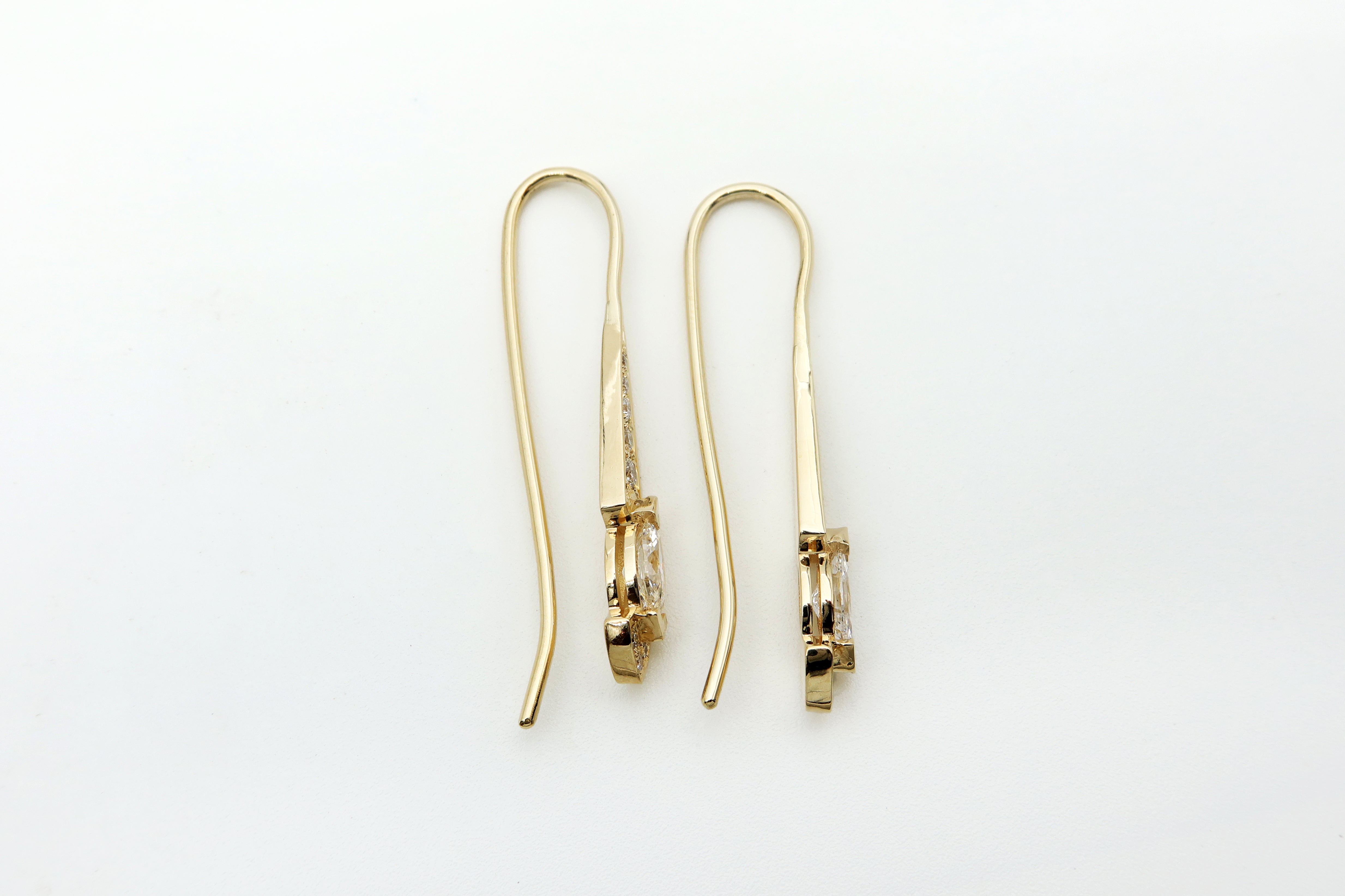 עגילים תלויים מזהב צהוב משובצים יהלומים בצורת מרקיזה