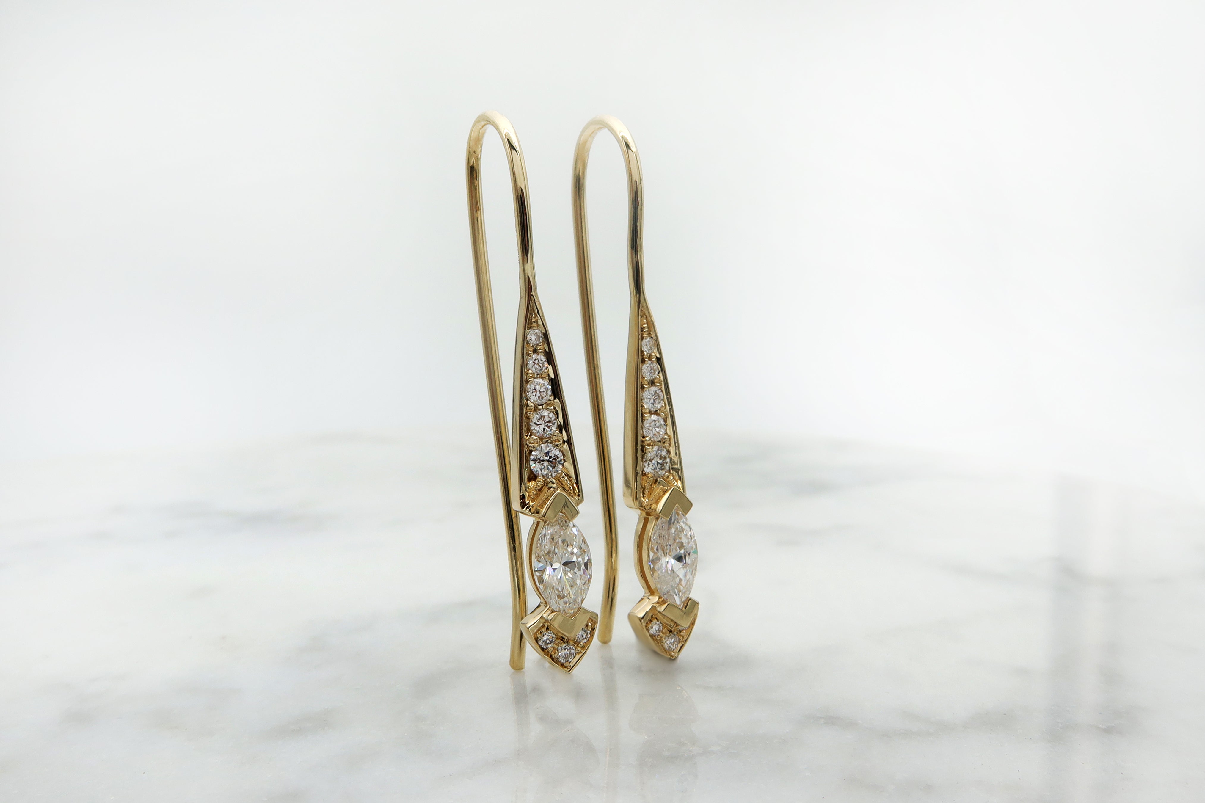 עגילים תלויים מזהב צהוב משובצים יהלומים בצורת מרקיזה