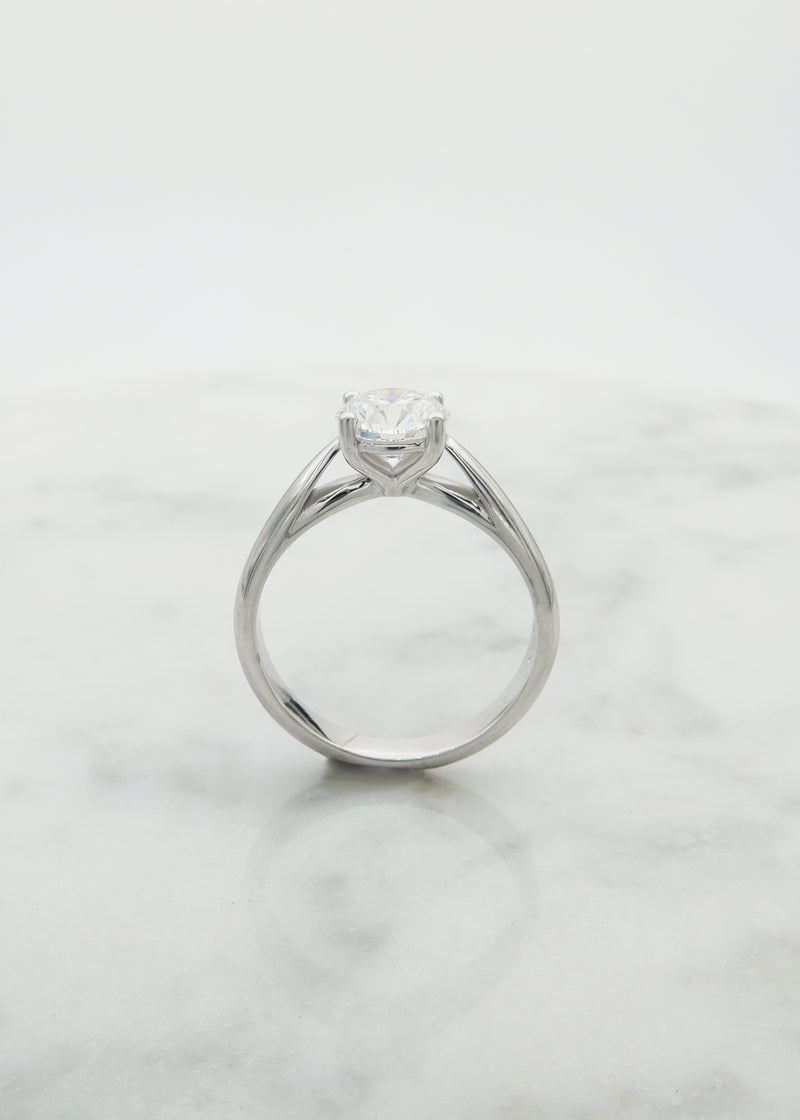 טבעת סוליטר משובצת יהלום 1 קראט קלאסית בזהב לבן