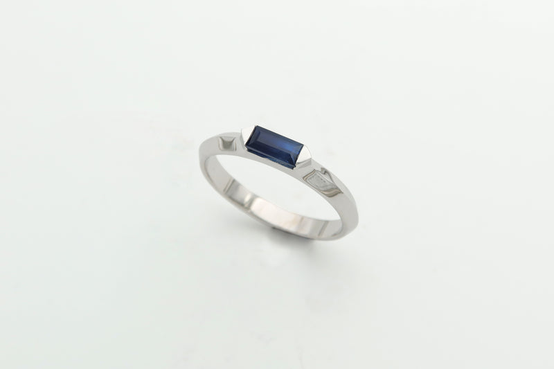 טבעת זהב לבן בשיבוץ אבן ספיר כחולה
