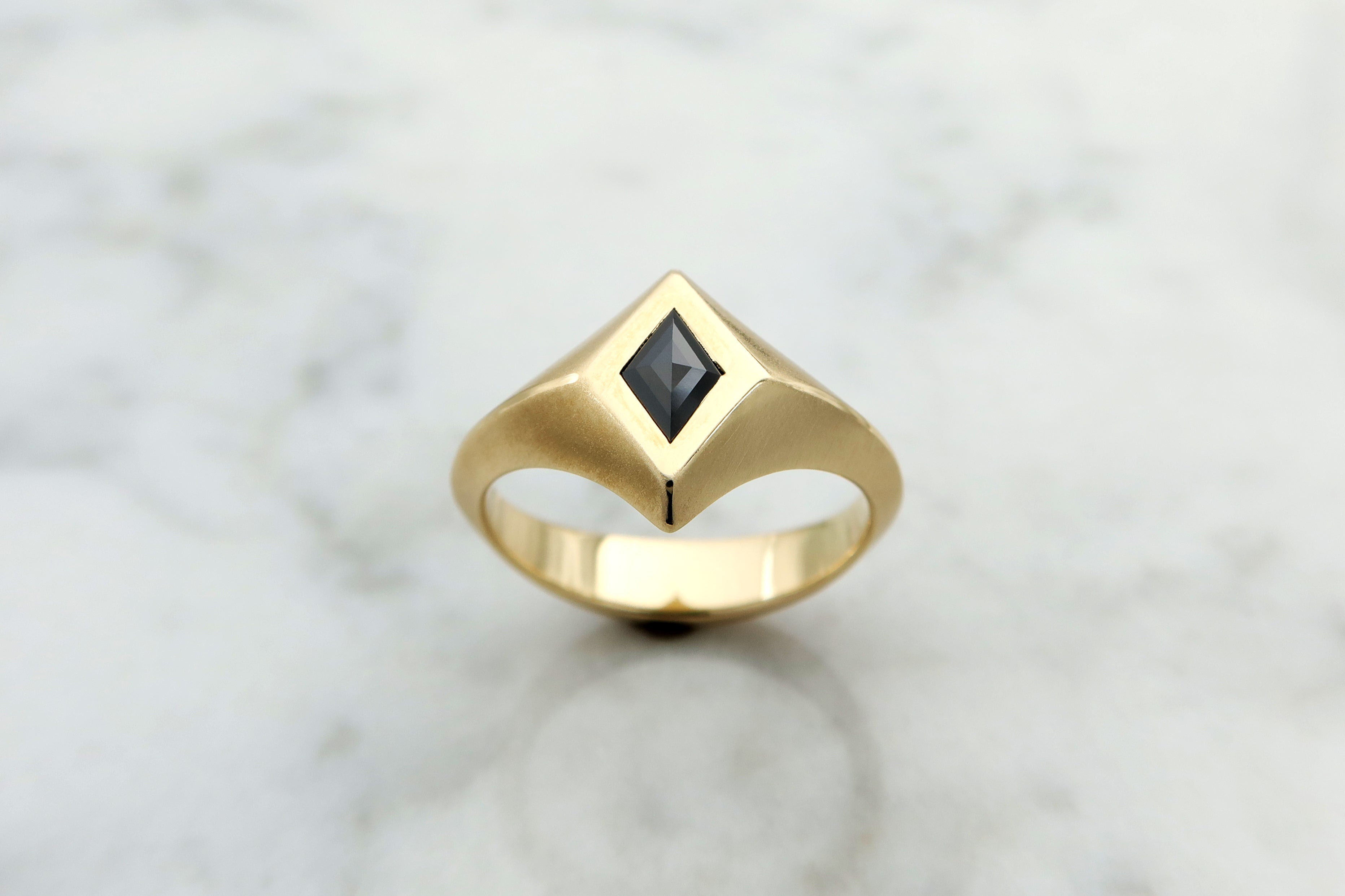 טבעת חותם לזרת משובצת יהלום שחור בחיתוך ייחודי