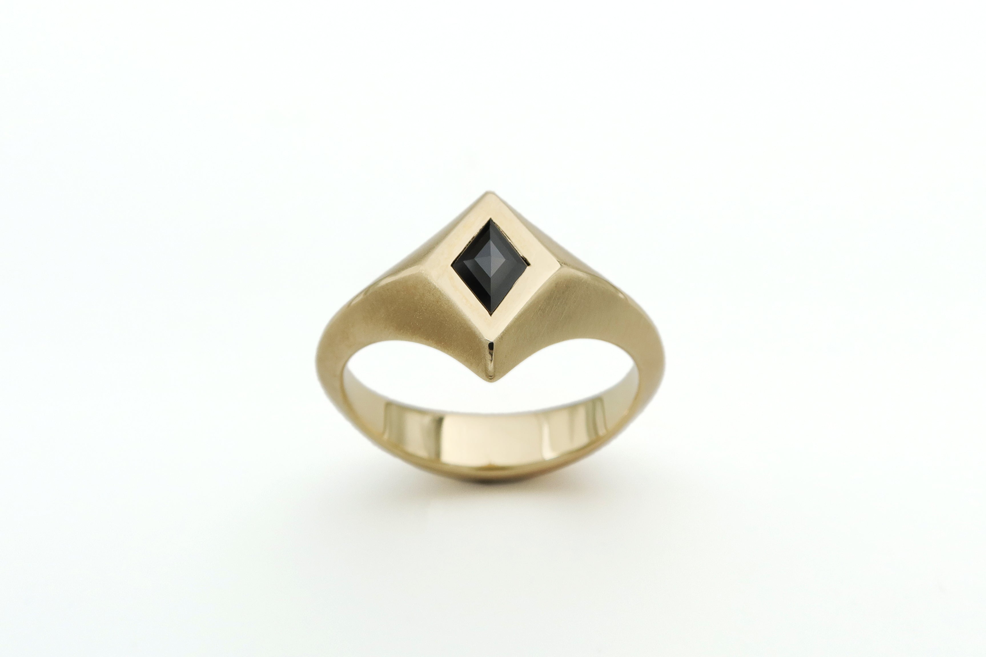 טבעת חותם לזרת משובצת יהלום שחור בחיתוך ייחודי