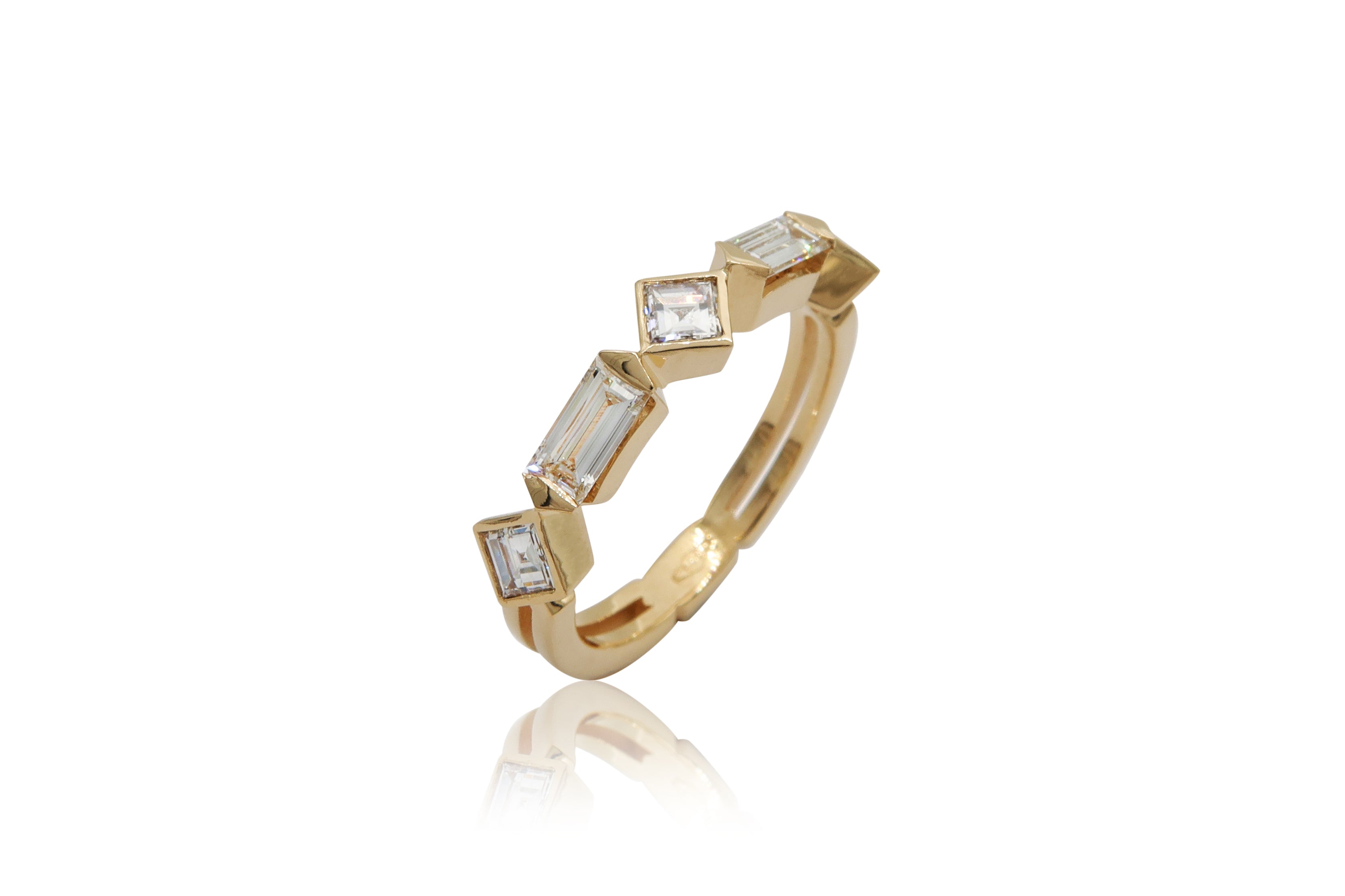 טבעת ייחודית משובצת יהלומים בחיתוך בגט