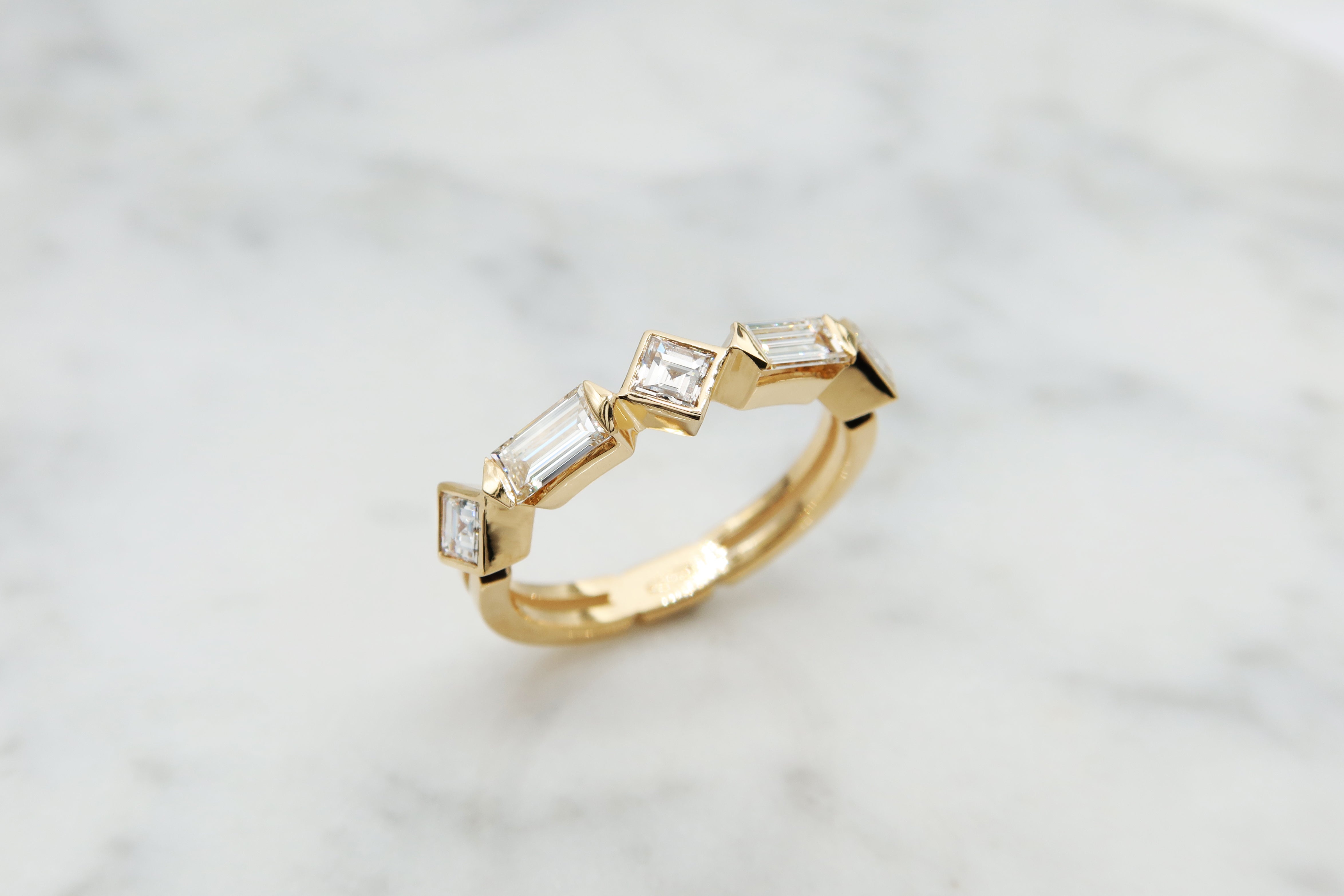 טבעת ייחודית משובצת יהלומים בחיתוך בגט