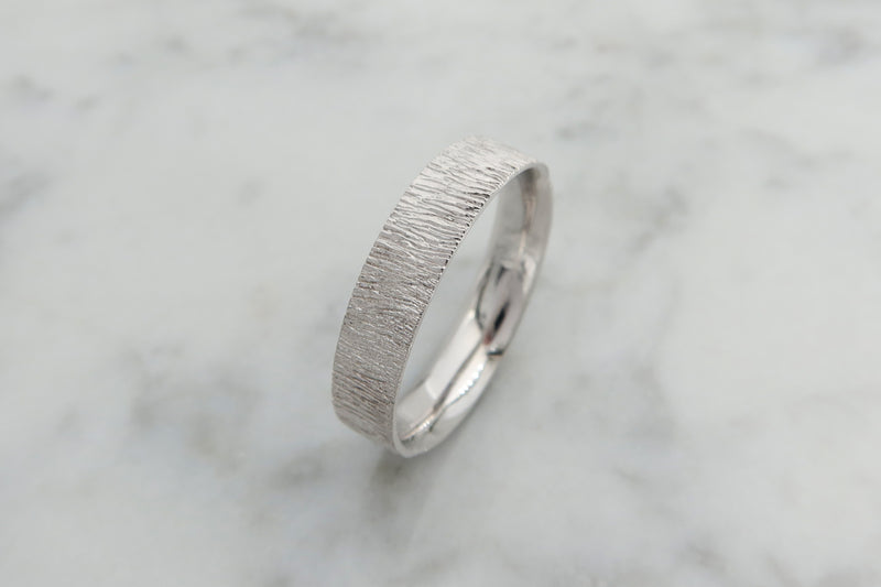 טבעת נישואין לגבר עם טקסטורה ייחודית