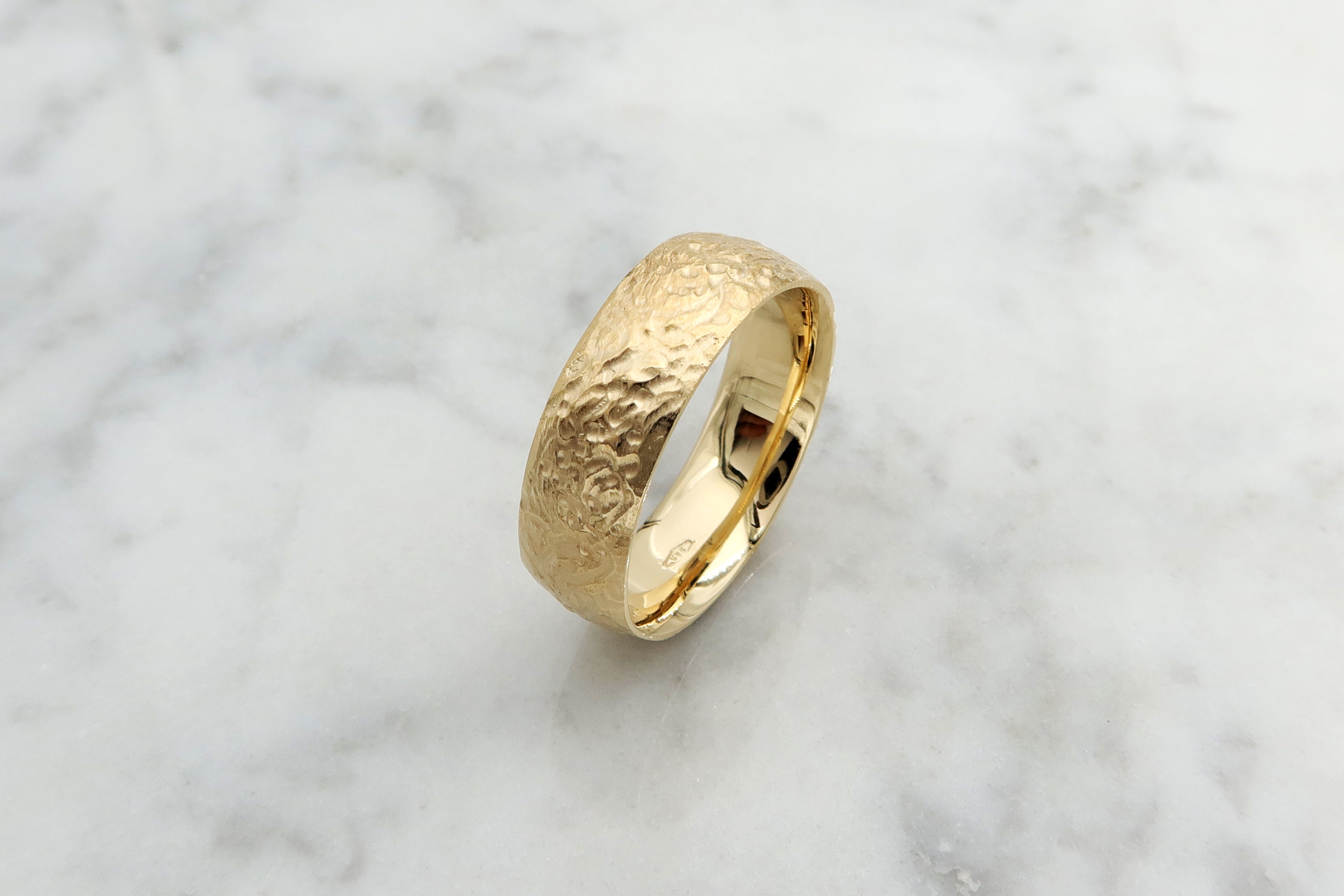 טבעת נישואין עם טקסטורה בגימור מט