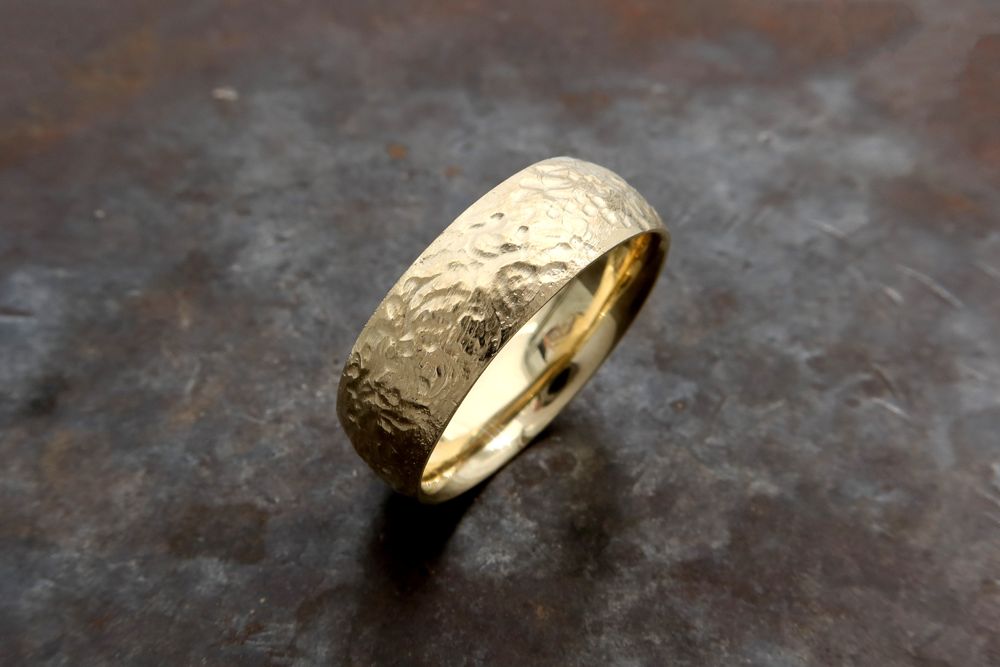 טבעת נישואין עם טקסטורה בגימור מט