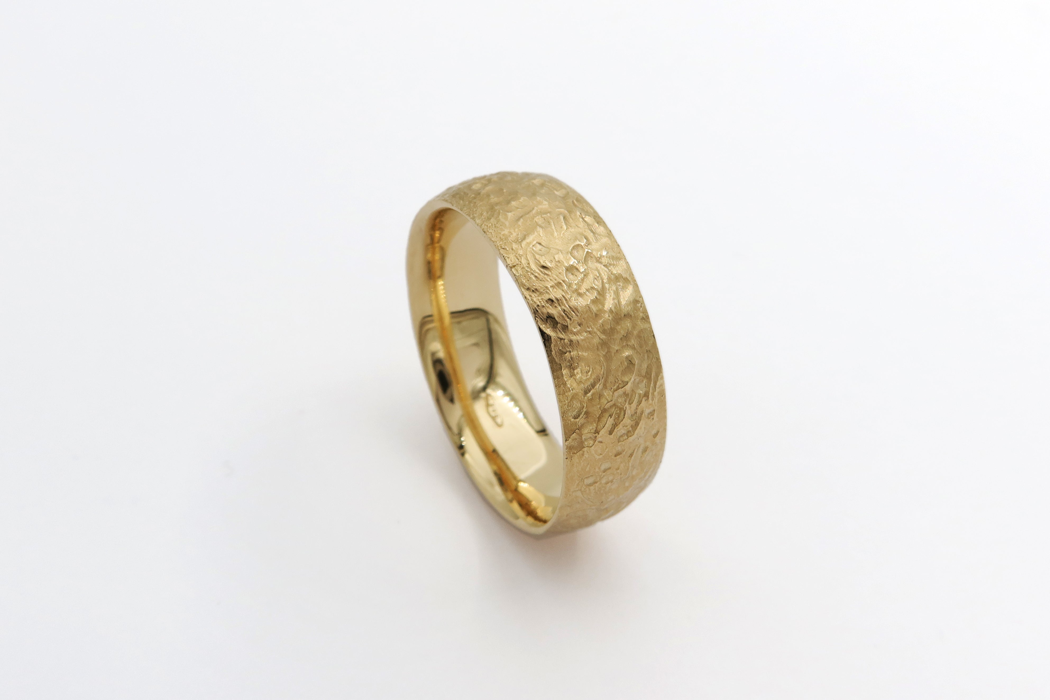 טבעת נישואין עם טקסטורה בגימור מט