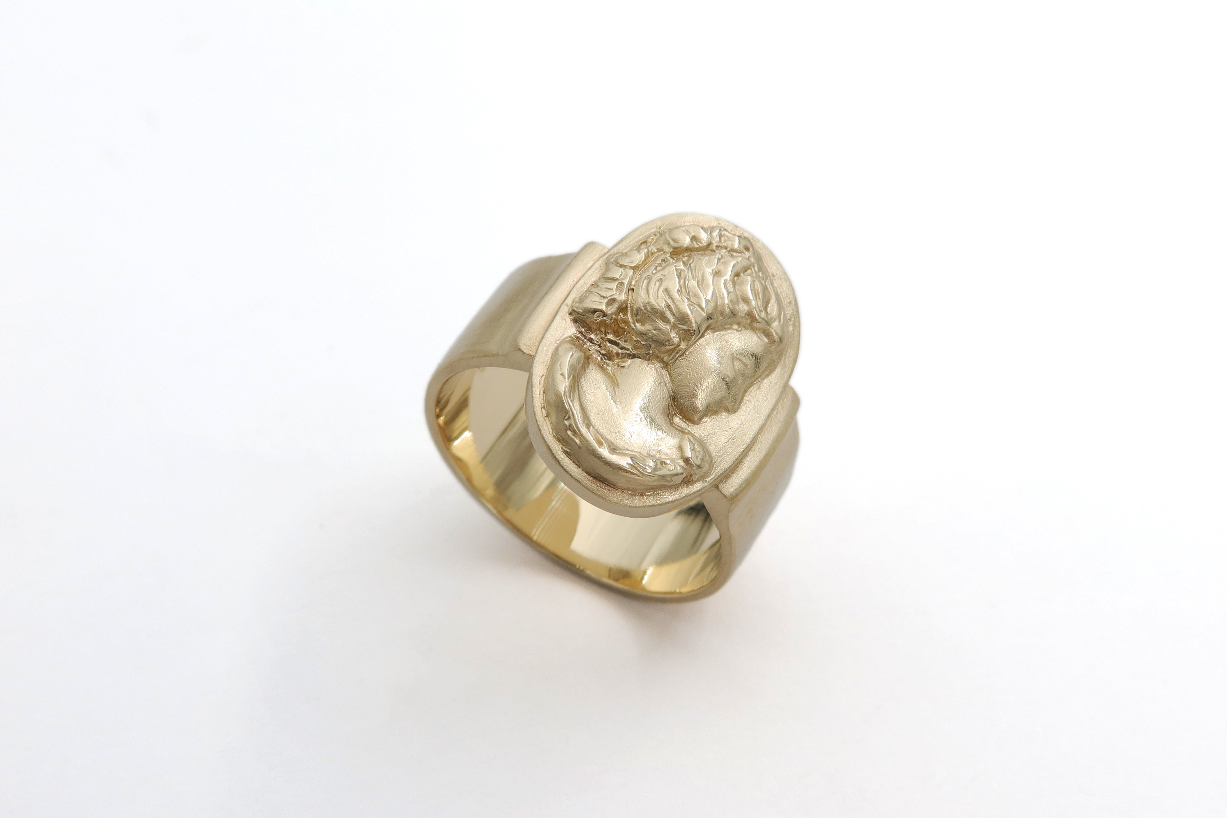 'טבעת זהב בעיצוב פורטרט וינטג