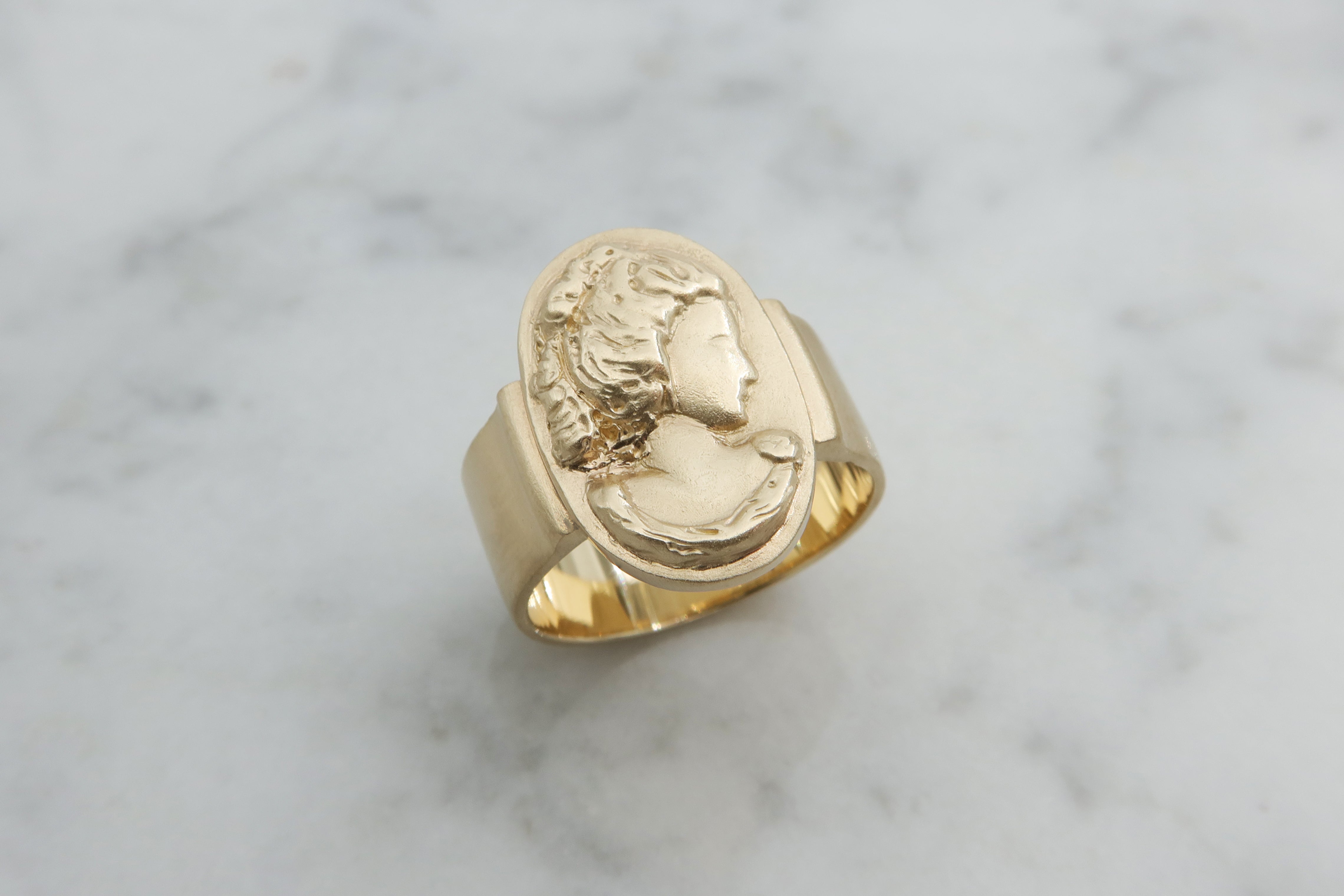 'טבעת זהב בעיצוב פורטרט וינטג