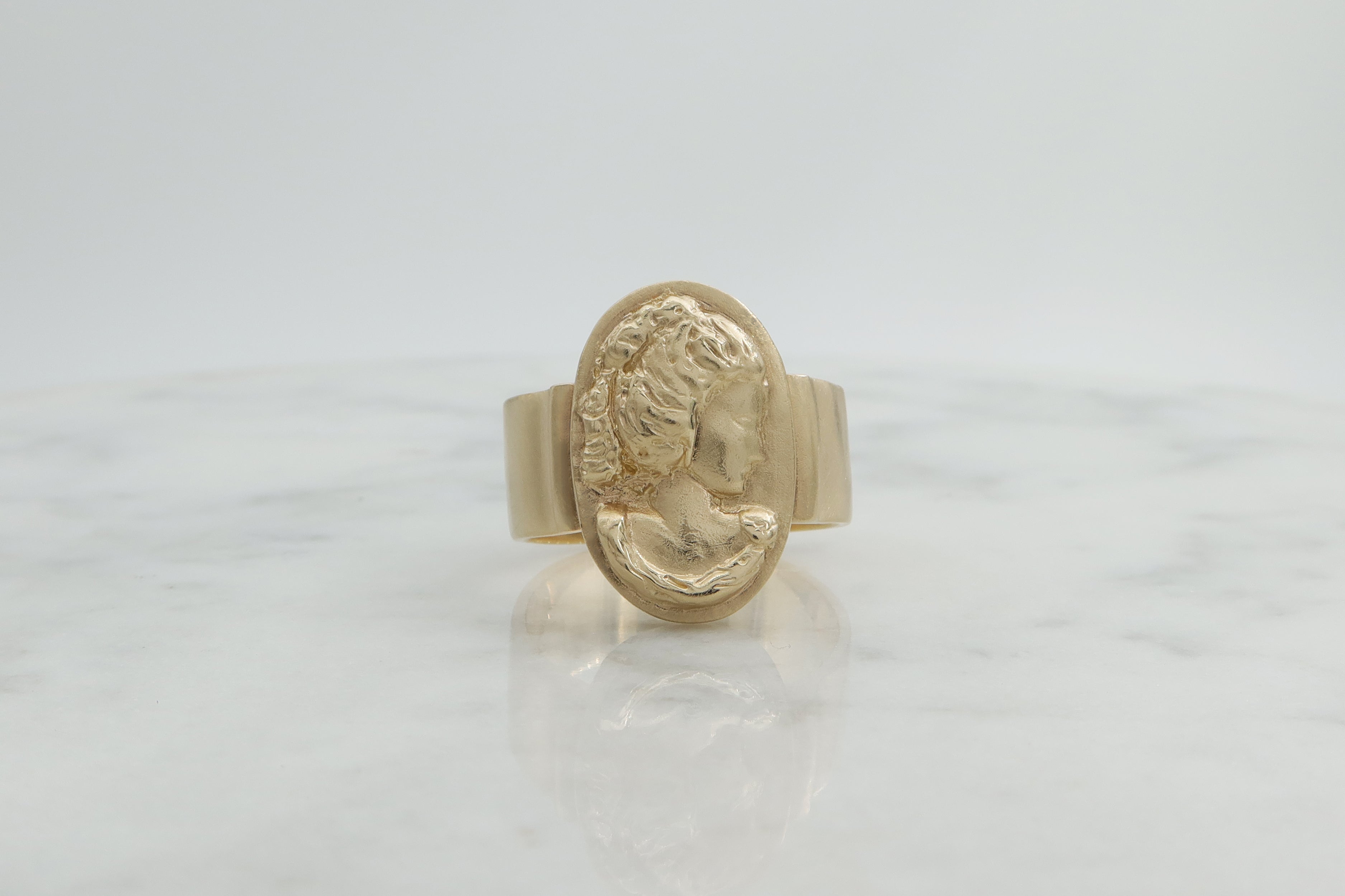 'טבעת זהב בעיצוב פורטרט וינטג