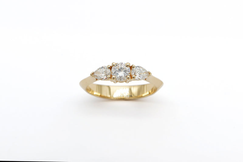 טבעת אירוסין שלושה יהלומים