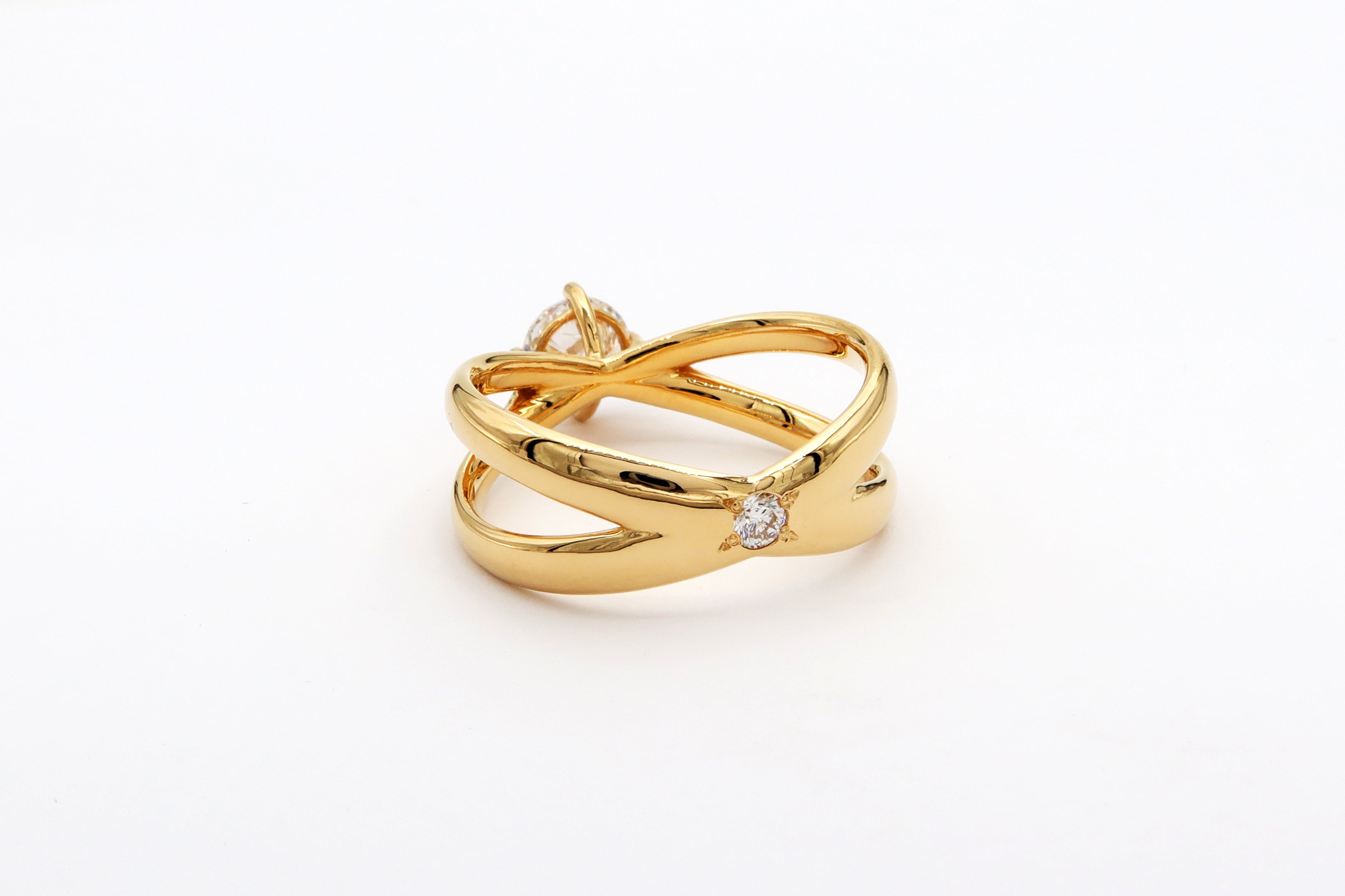 טבעת יהלום 1 קראט עם רצועות משתלבות זהב 18 קראט