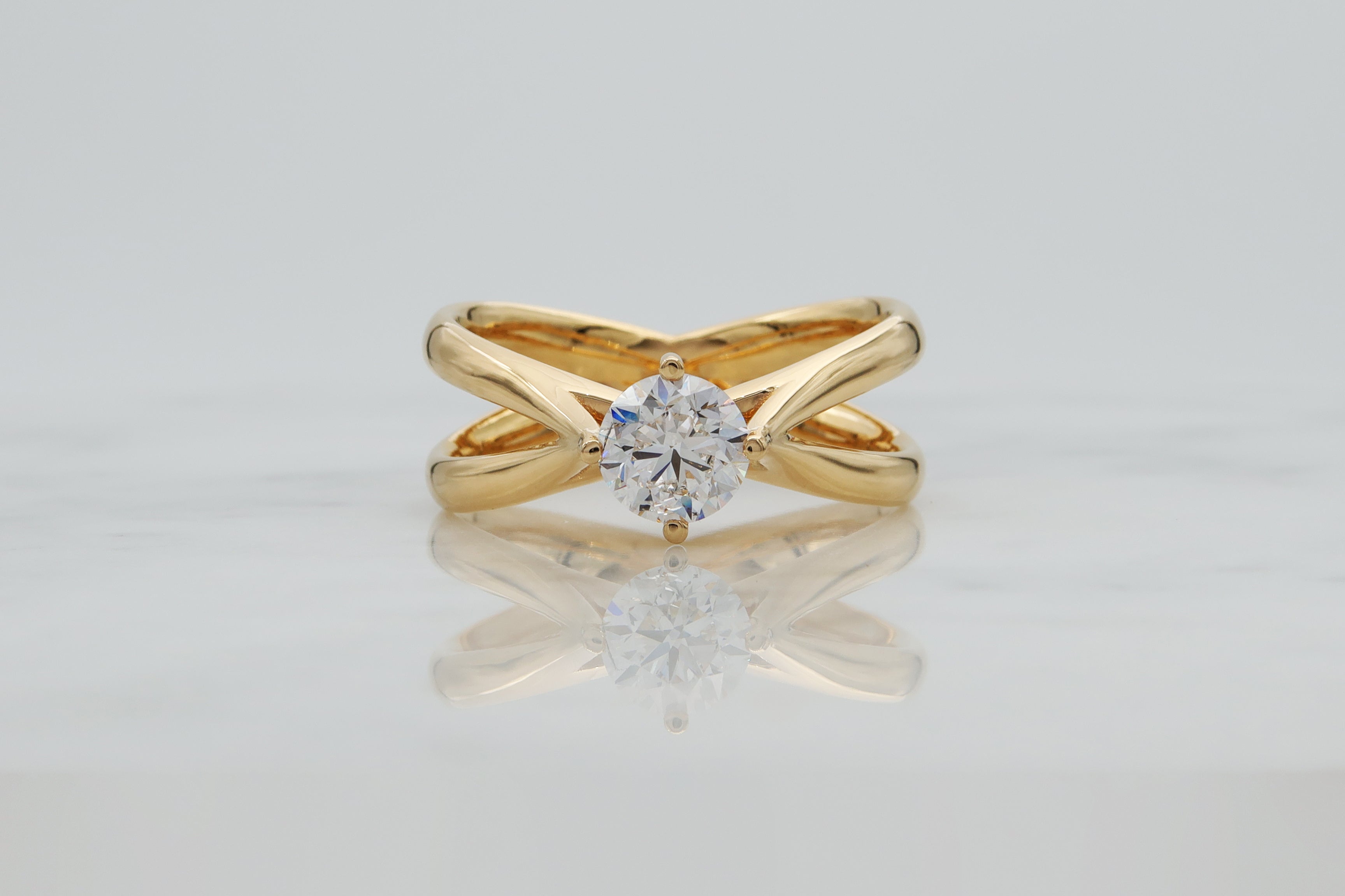 טבעת יהלום 1 קראט עם רצועות משתלבות זהב 18 קראט