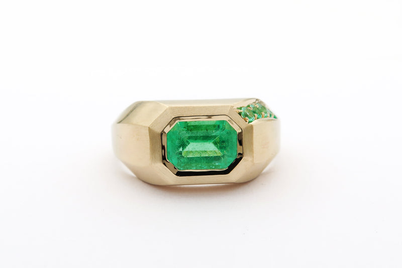 טבעת חותם מלכותית משובצת אמרלד ירוק