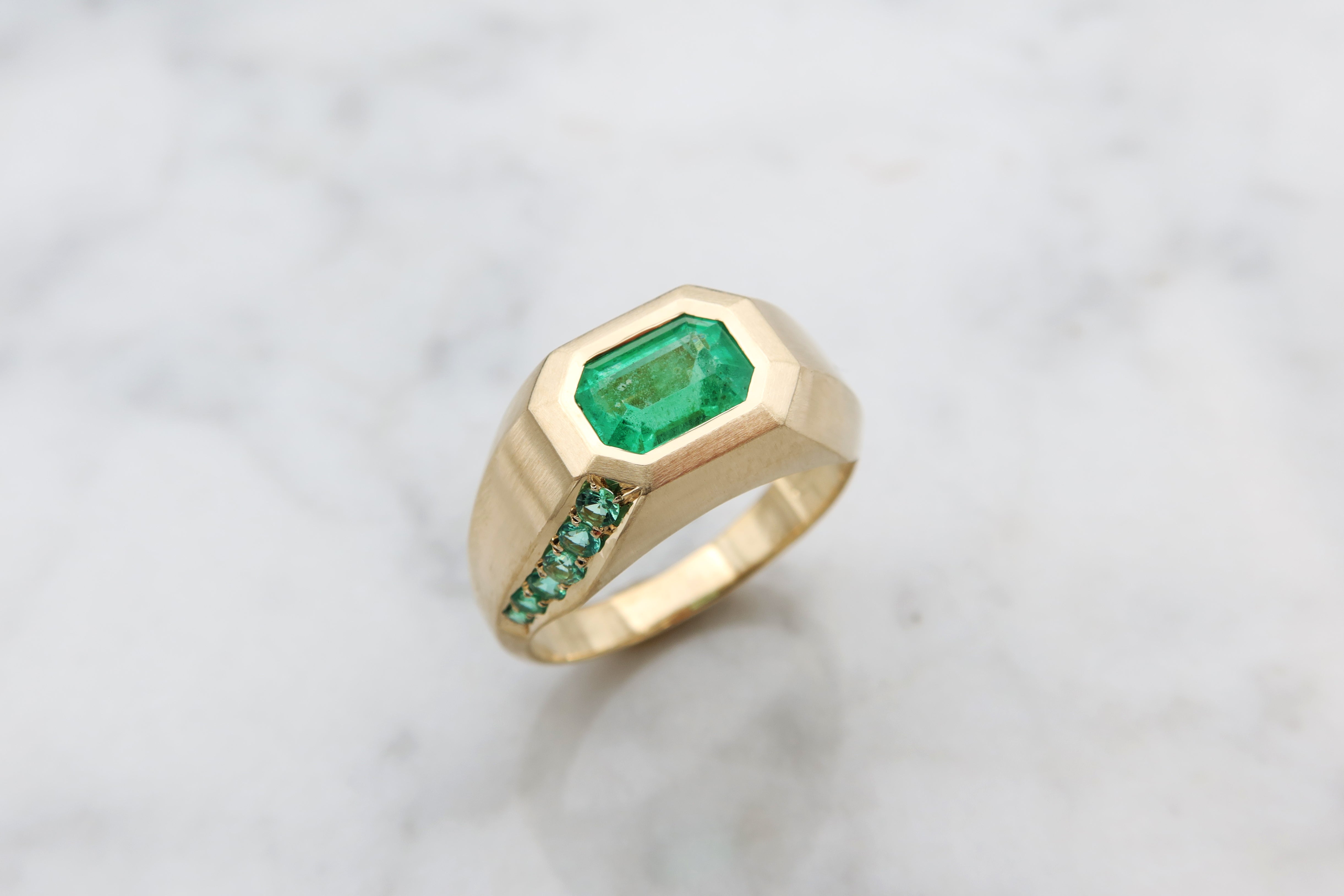 טבעת חותם מלכותית משובצת אמרלד ירוק